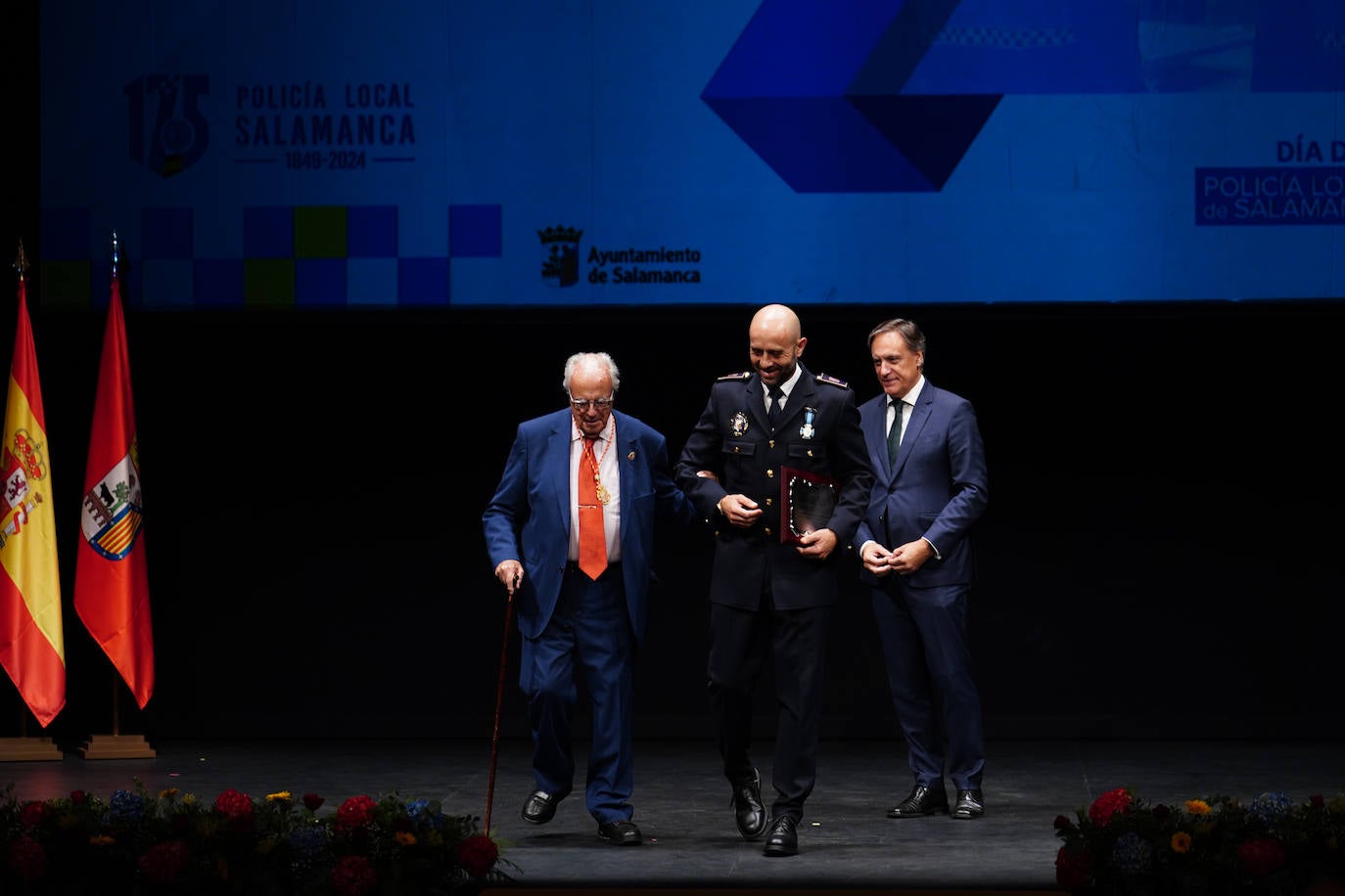 Homenaje a los que velan por la paz y el orden de la ciudad