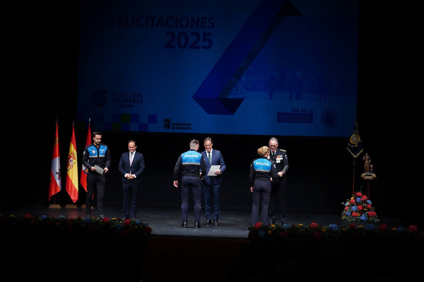 Homenaje a los que velan por la paz y el orden de la ciudad