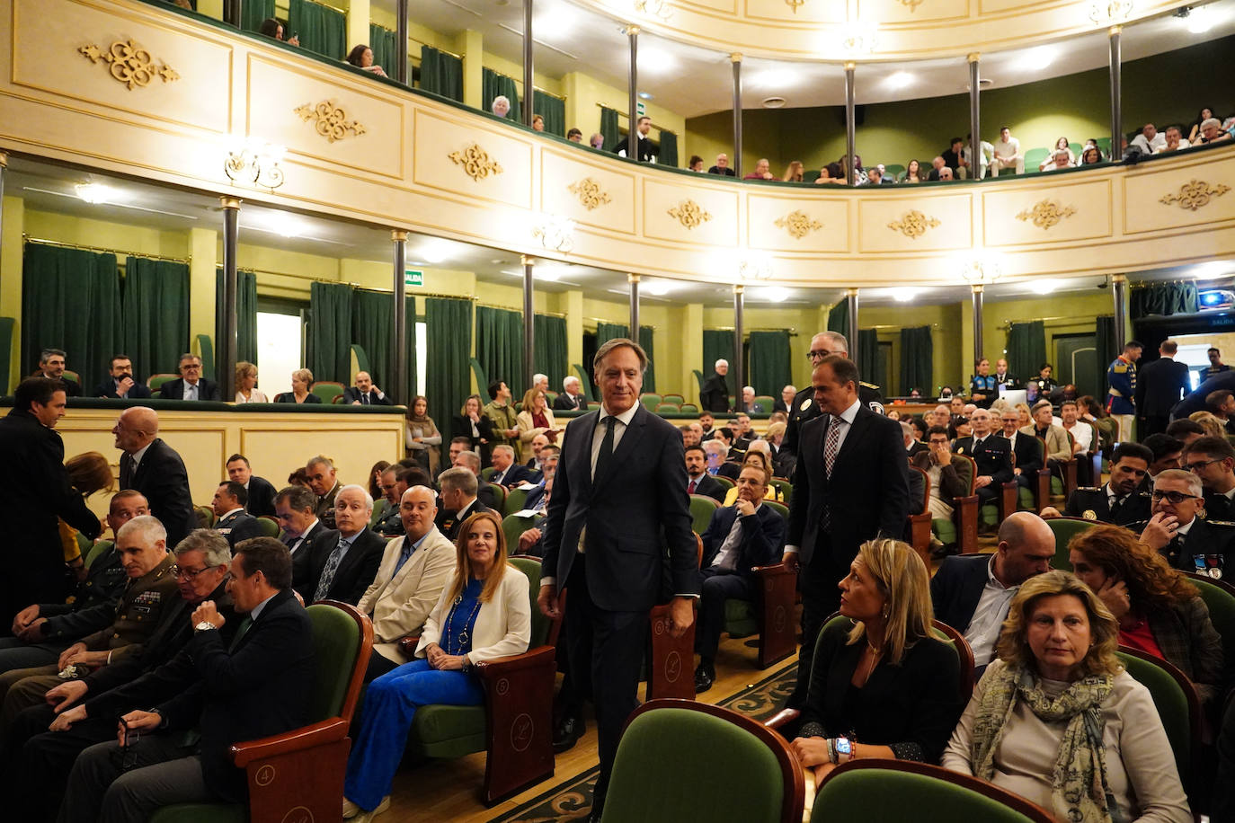 Homenaje a los que velan por la paz y el orden de la ciudad