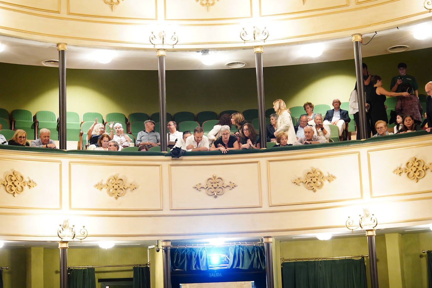 Homenaje a los que velan por la paz y el orden de la ciudad