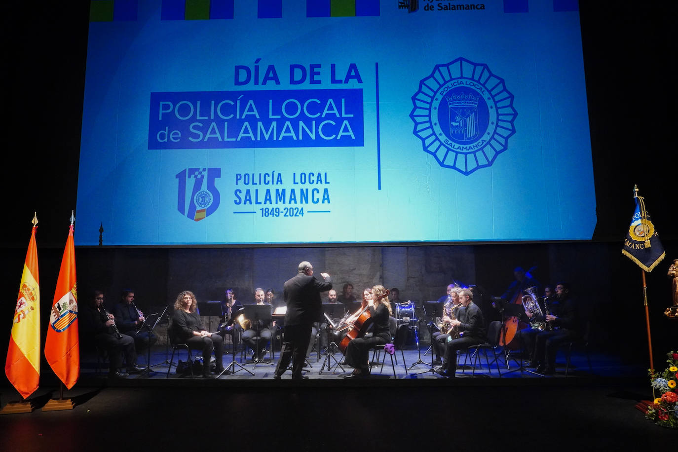 Homenaje a los que velan por la paz y el orden de la ciudad