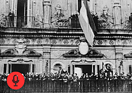 Una bandera tricolor ondea en la Plaza Mayor
