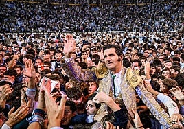 Morante y la plaza entera de Las Ventas repleta de aficionados rendidos a sus pies.