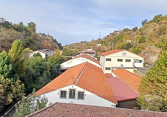 Imagen de fábricas textiles a orillas del río Cuerpo de Hombre, como uno de los posibles emplazamientos para ese centro de datos en Béjar.