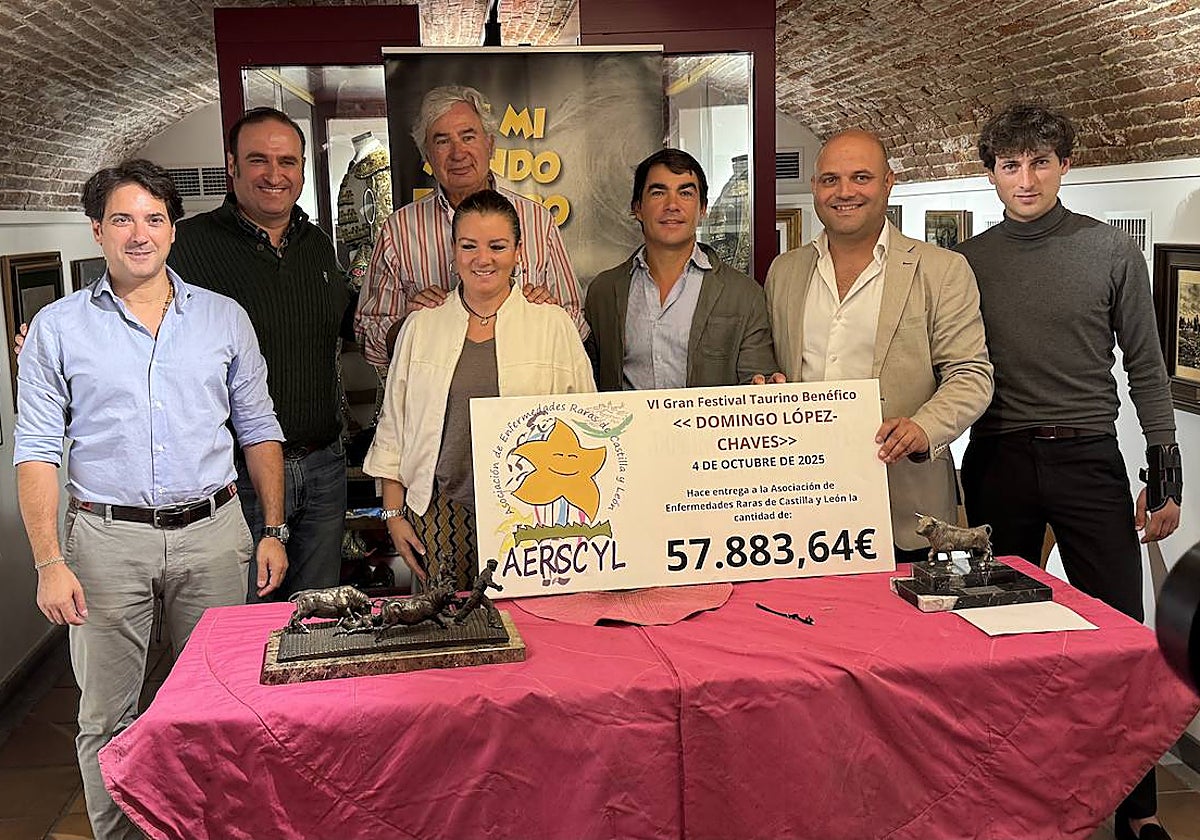 José Ignacio Cascón, José Luis Valencia, los ganaderos Saleta Charro y Juan Ignacio Pérez Tabernero, Domingo López Chaves, el concejal de Ledesma Esteban Pérez, y el diestro Antonio Grande, con el cheque de los beneficios de la sexta edición del festival de Aerscyl.
