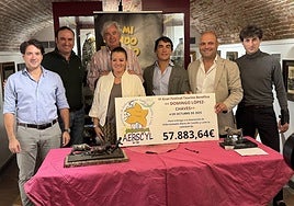José Ignacio Cascón, José Luis Valencia, los ganaderos Saleta Charro y Juan Ignacio Pérez Tabernero, Domingo López Chaves, el concejal de Ledesma Esteban Pérez, y el diestro Antonio Grande, con el cheque de los beneficios de la sexta edición del festival de Aerscyl.