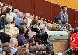 Cámara de televisión, en una plaza de toros.