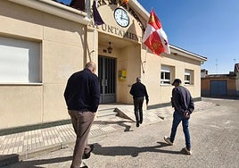 Entrada de concejales y secretario al Ayuntamiento de Zorita.