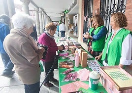 Mesa de la AECC en la plaza España de la ciudad.