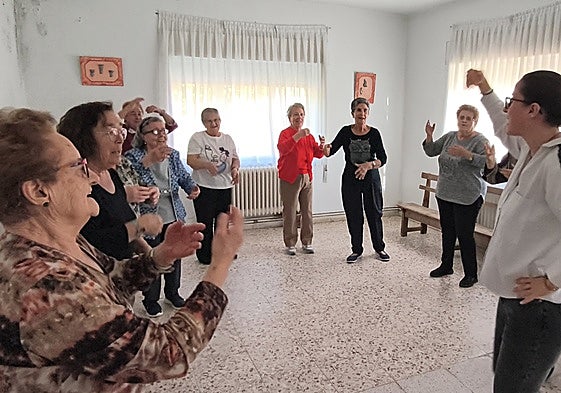 La terapeuta Jessica Pérez Delgado dirige el calentamiento de una de las sesiones grupales.