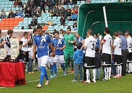 Pasillo de los jugadores de la UDS al Tenerife en el último choque de su historia el 14 de mayo de 2013.