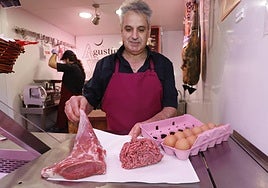 Agustín, carnicero del Mercado, con un poco de carne de ternera y una docena de huevos.