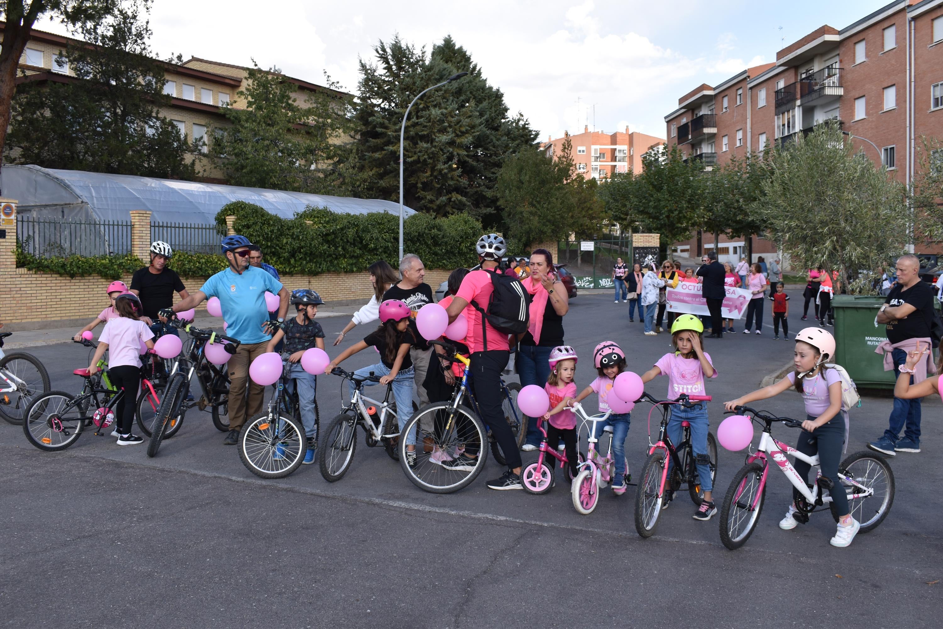 Marcha rosa y pinceladas solidarias contra el cáncer de mama en El Encinar