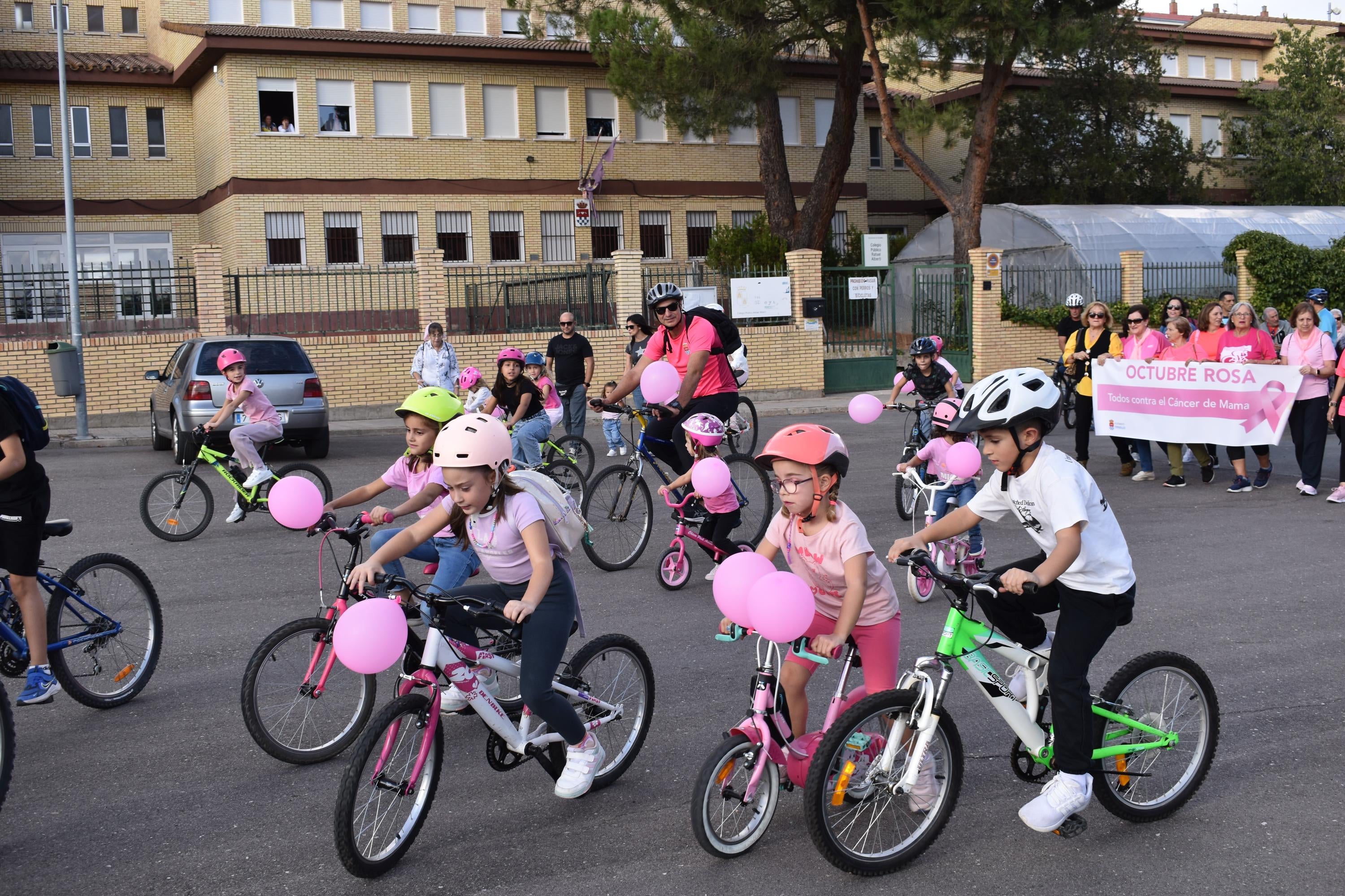 Marcha rosa y pinceladas solidarias contra el cáncer de mama en El Encinar