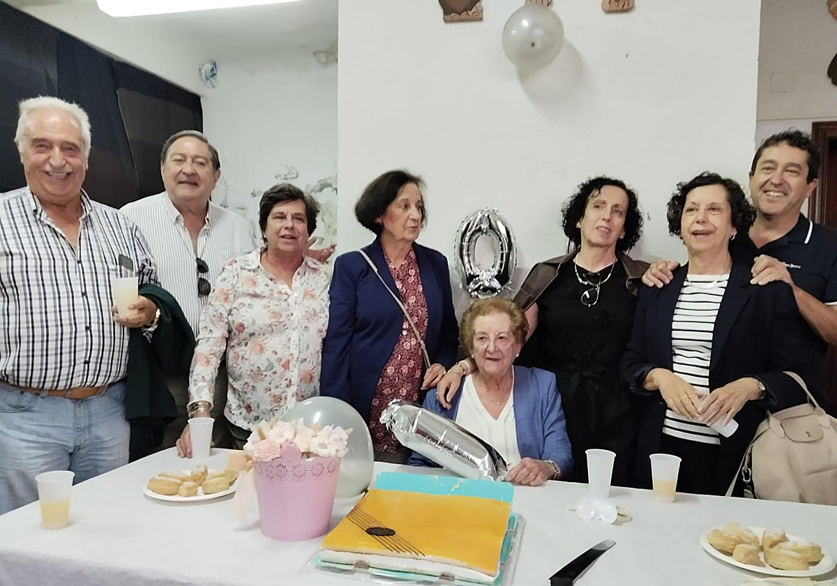 Imagen de la familia de Carmen Sánchez, con ella, en su 100 cumpleaños.