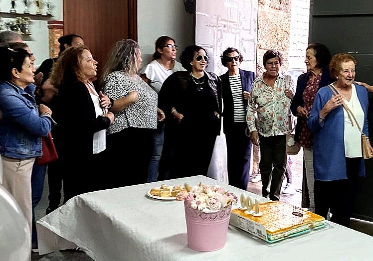 Vecinos asistentes a la fiesta de cumpleaños.