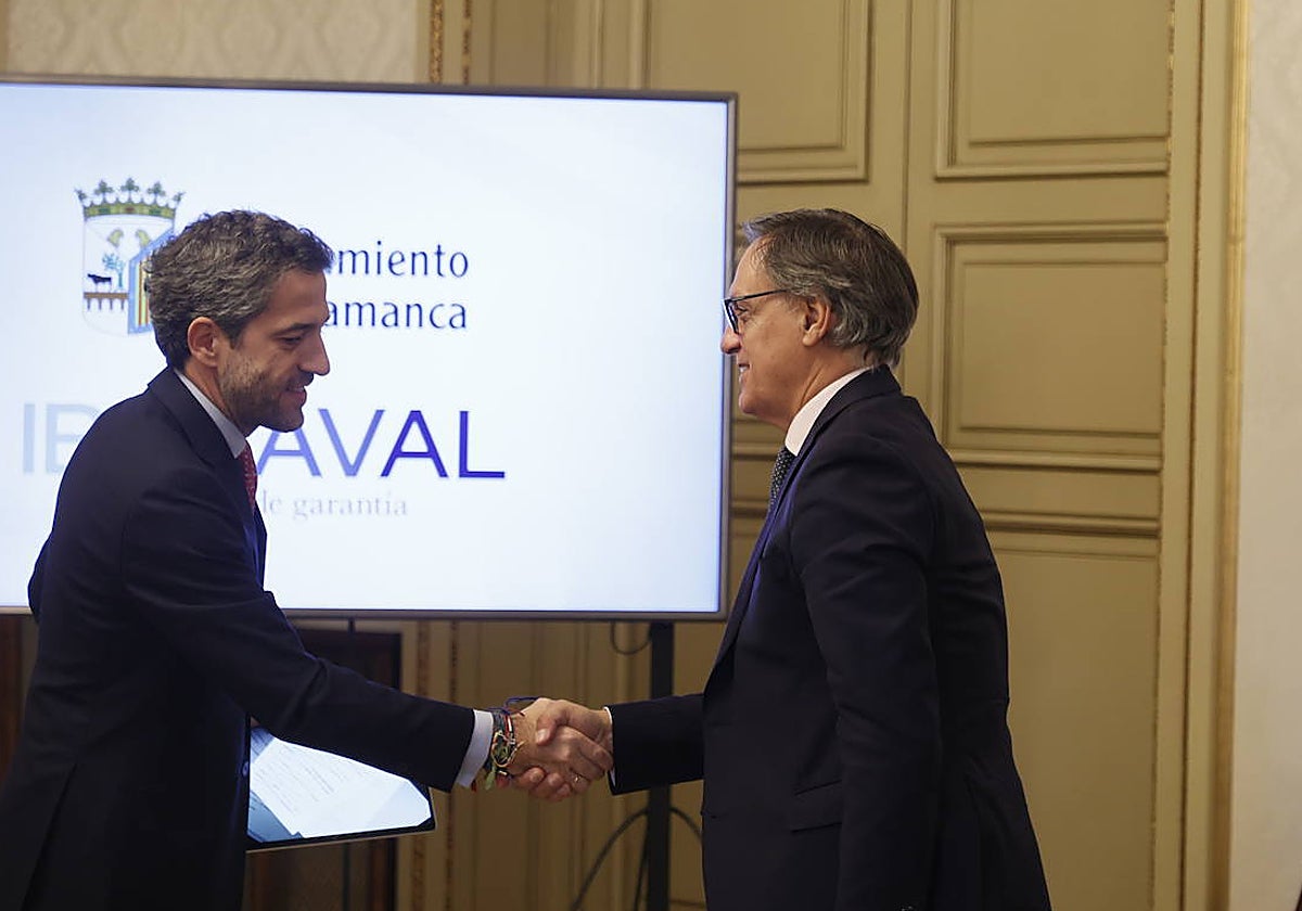 El presidente de Iberaval, César Pontvianne, y el alcalde de Salamanca, Carlos García Carbayo.