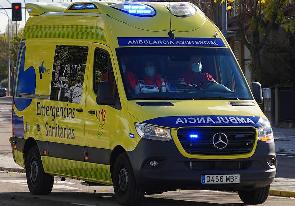 Un joven de 20 años sufre un golpe en la cabeza tras chocar su bici con un coche frente la Facultad de Fisioterapia