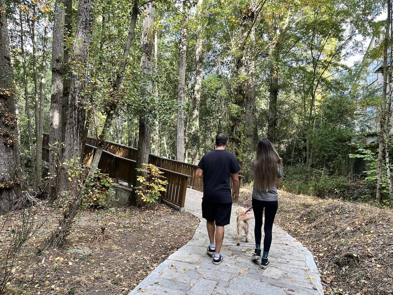 Se trata de un espacio ideal para el paseo con mascotas como conexión del barrio de Los Praos con el centro neurálgico de la ciudad.