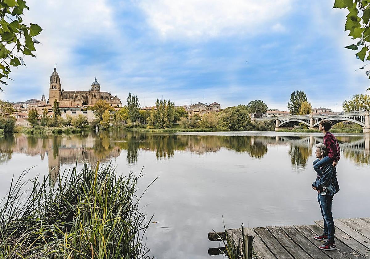 Espectaculares vistas desde la margen izquierda del río Tormes sobre la zona de las catedrales.