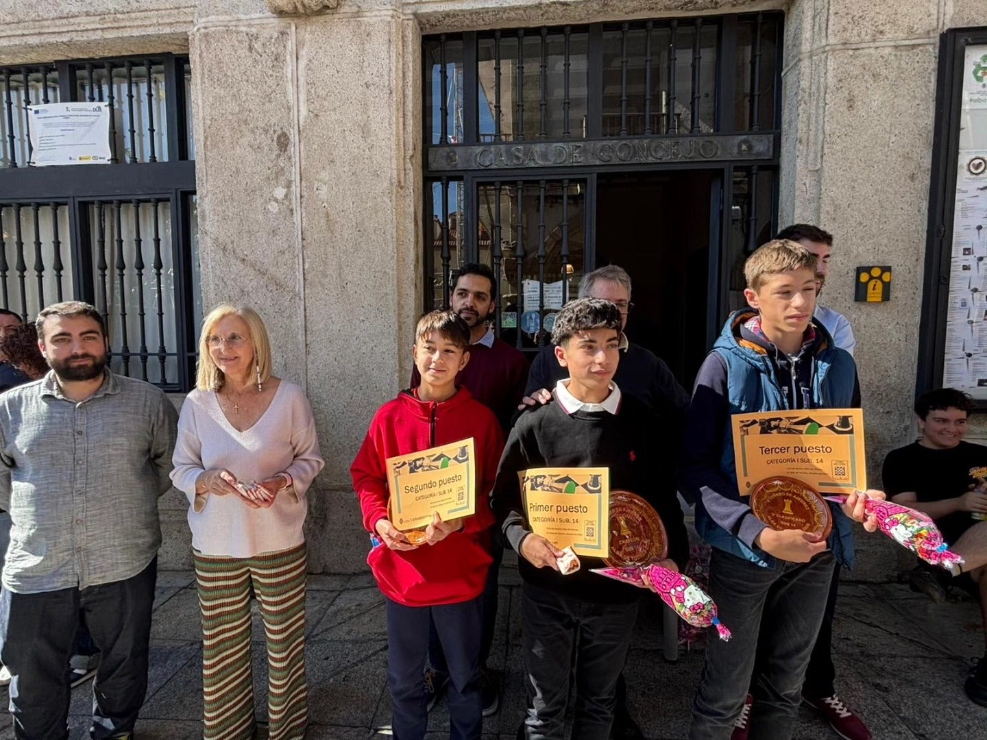 Alegría, fiesta y ambiente sin fin por las calles de Alba de Tormes con el Día de las Peñas