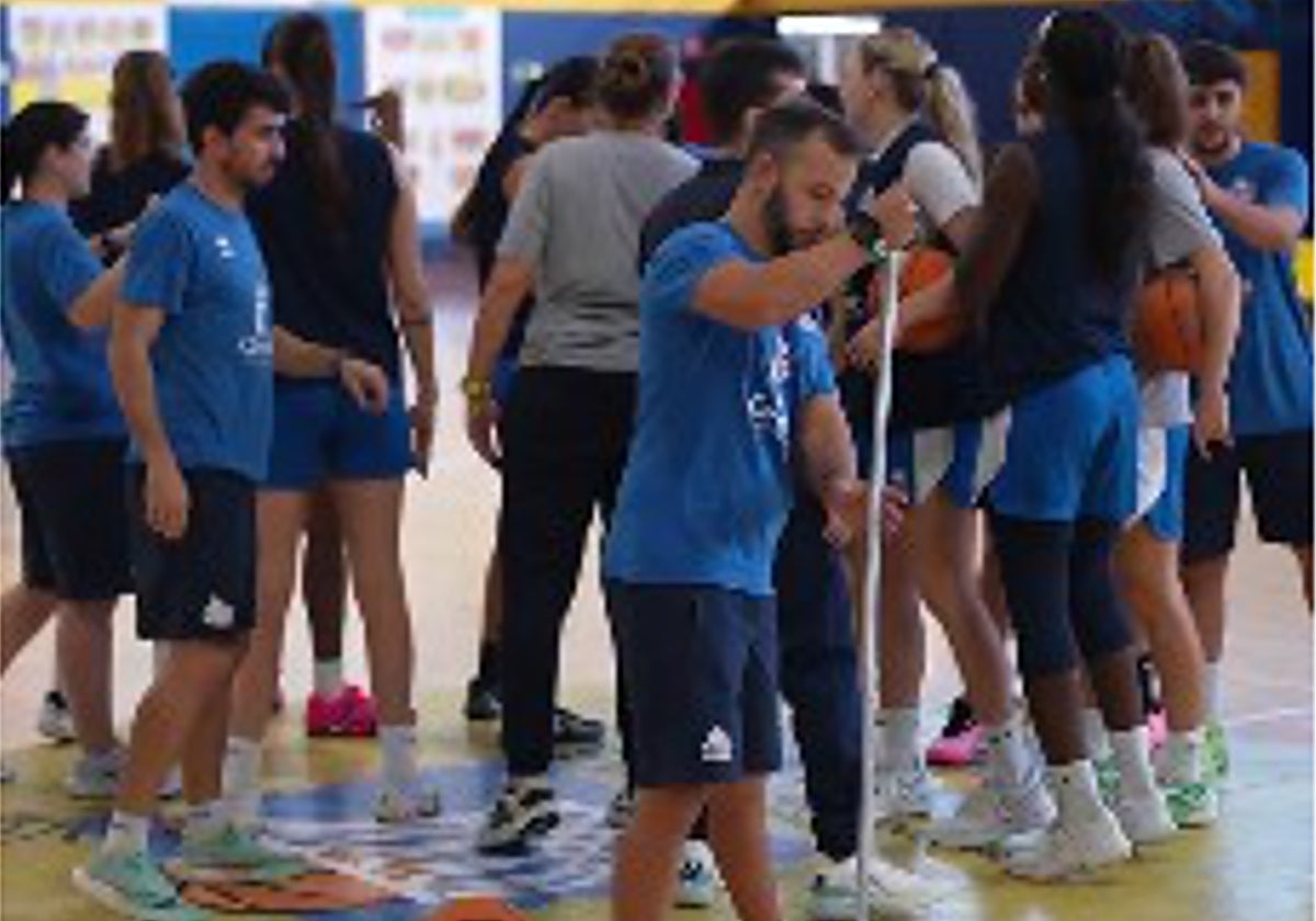 Imagen del entrenamiento de Avenida en La Paterna, ya con mucho peligro.