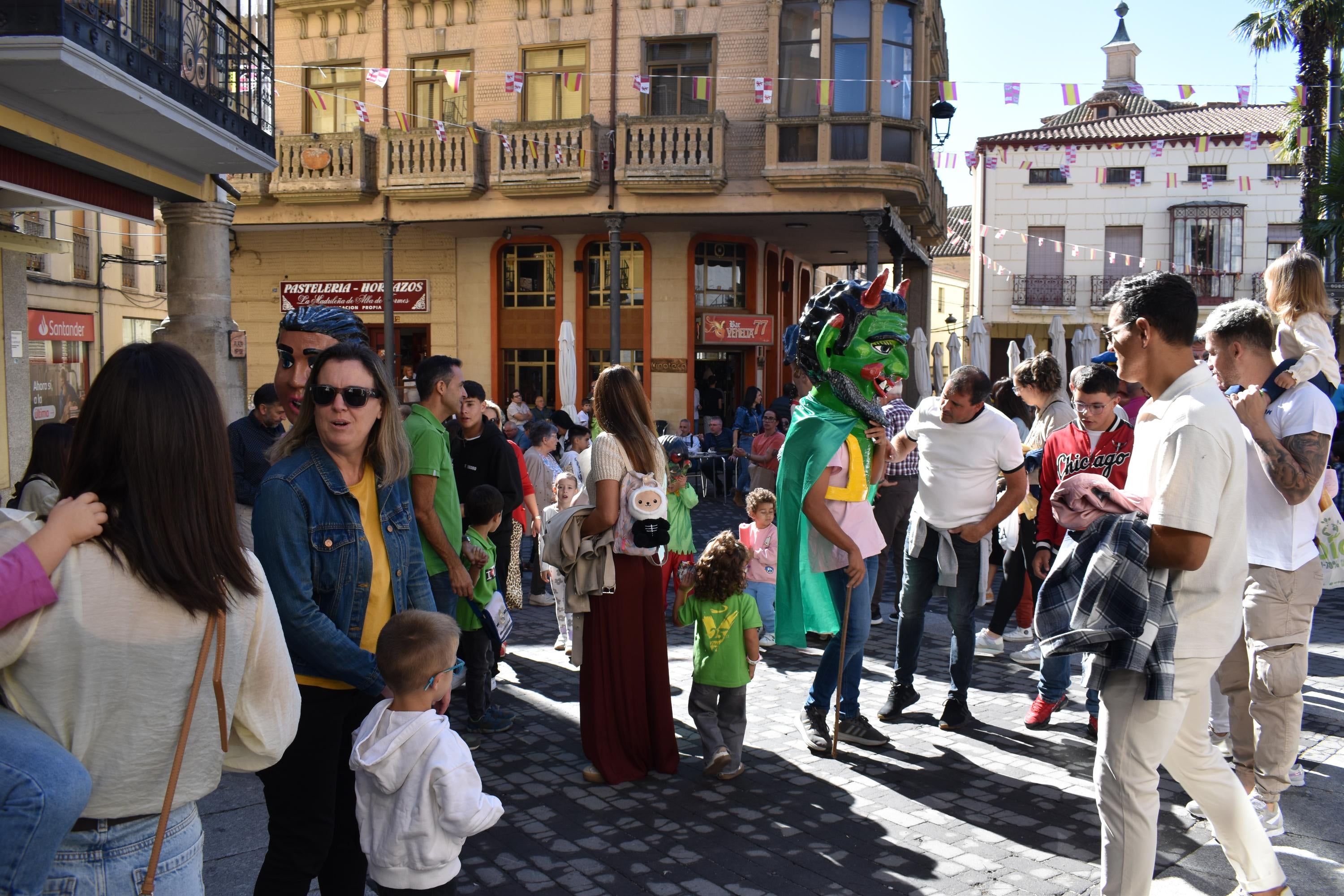 Alegría, fiesta y ambiente sin fin por las calles de Alba de Tormes con el Día de las Peñas