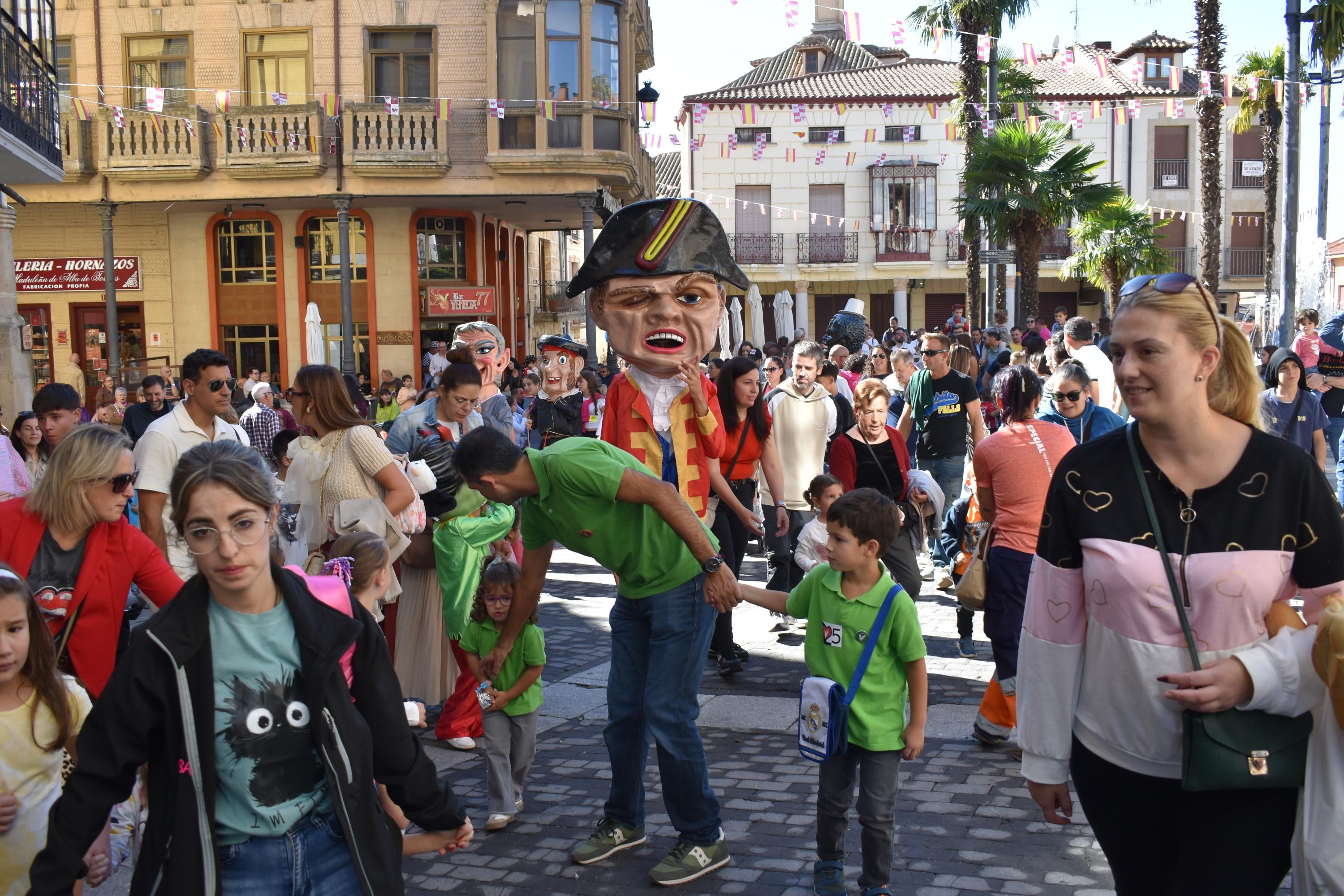 Alegría, fiesta y ambiente sin fin por las calles de Alba de Tormes con el Día de las Peñas