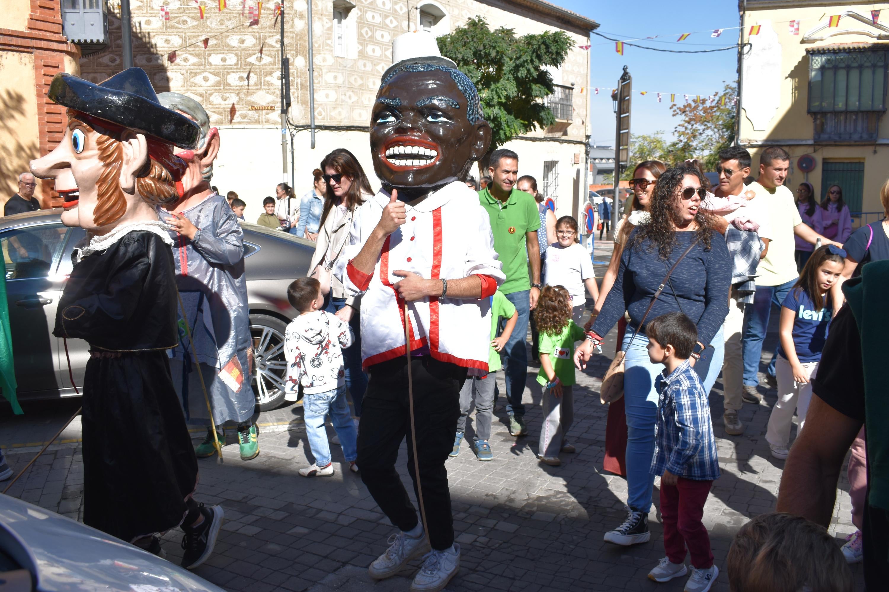 Alegría, fiesta y ambiente sin fin por las calles de Alba de Tormes con el Día de las Peñas