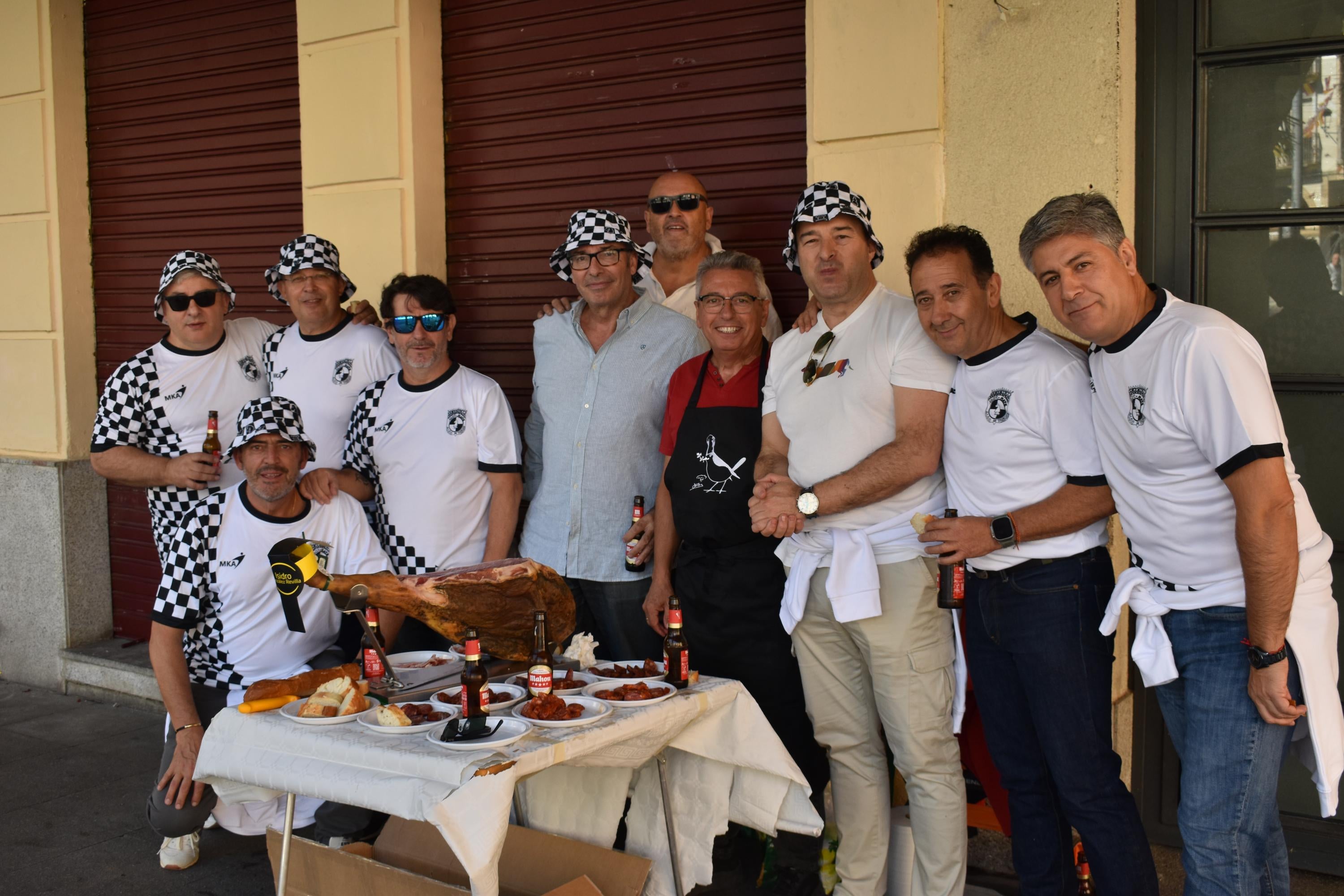 Alegría, fiesta y ambiente sin fin por las calles de Alba de Tormes con el Día de las Peñas