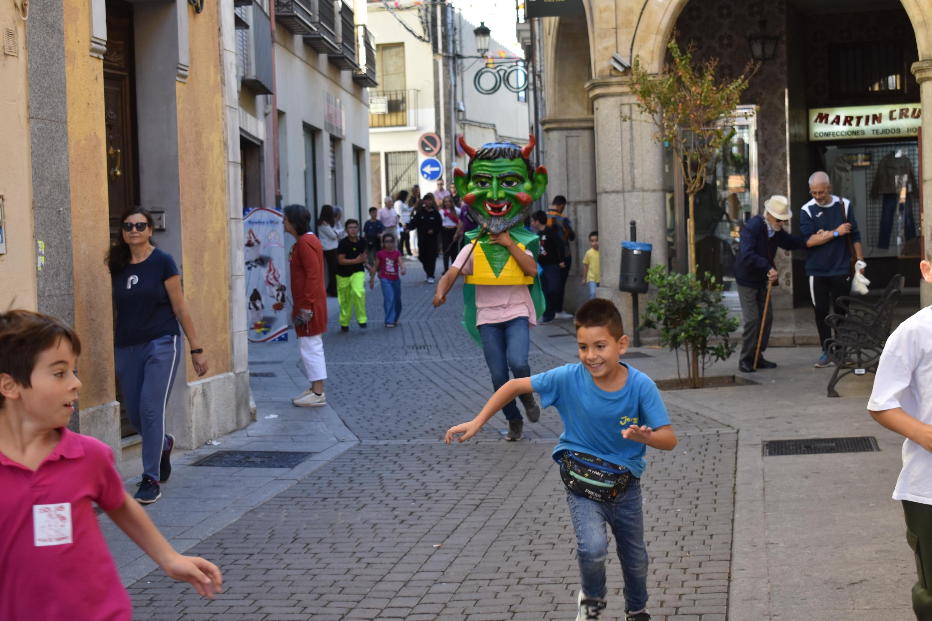 Alegría, fiesta y ambiente sin fin por las calles de Alba de Tormes con el Día de las Peñas