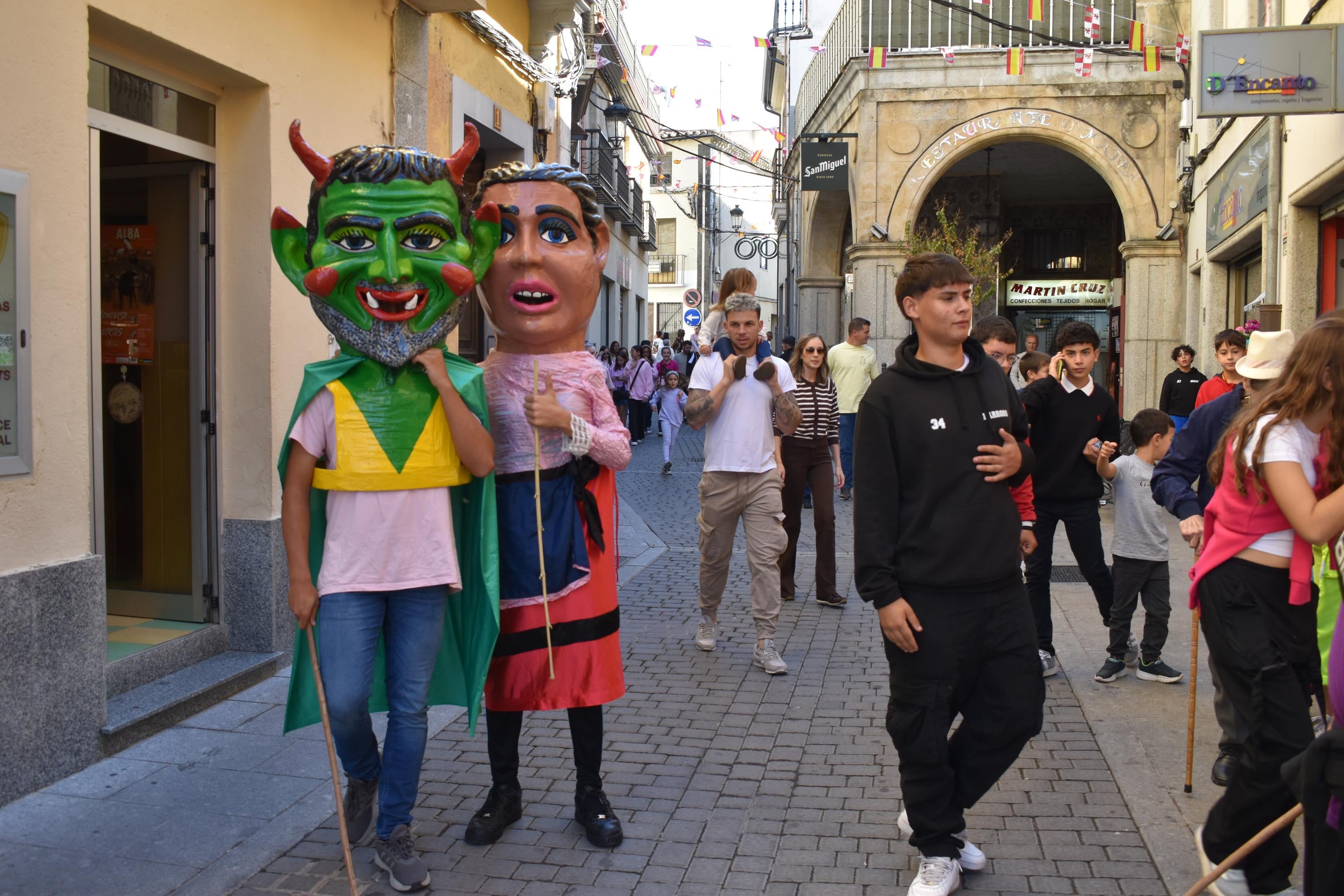 Alegría, fiesta y ambiente sin fin por las calles de Alba de Tormes con el Día de las Peñas