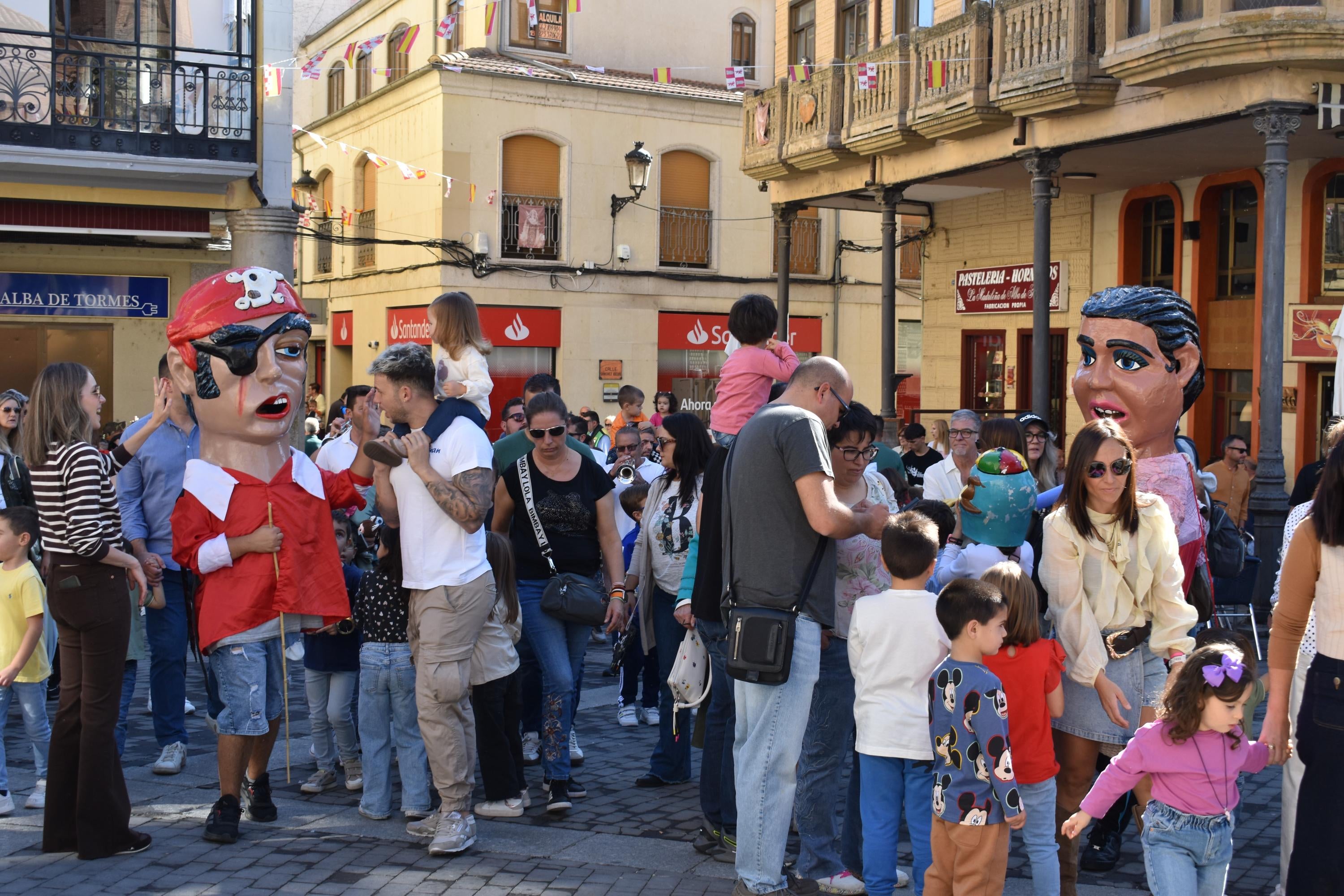 Alegría, fiesta y ambiente sin fin por las calles de Alba de Tormes con el Día de las Peñas