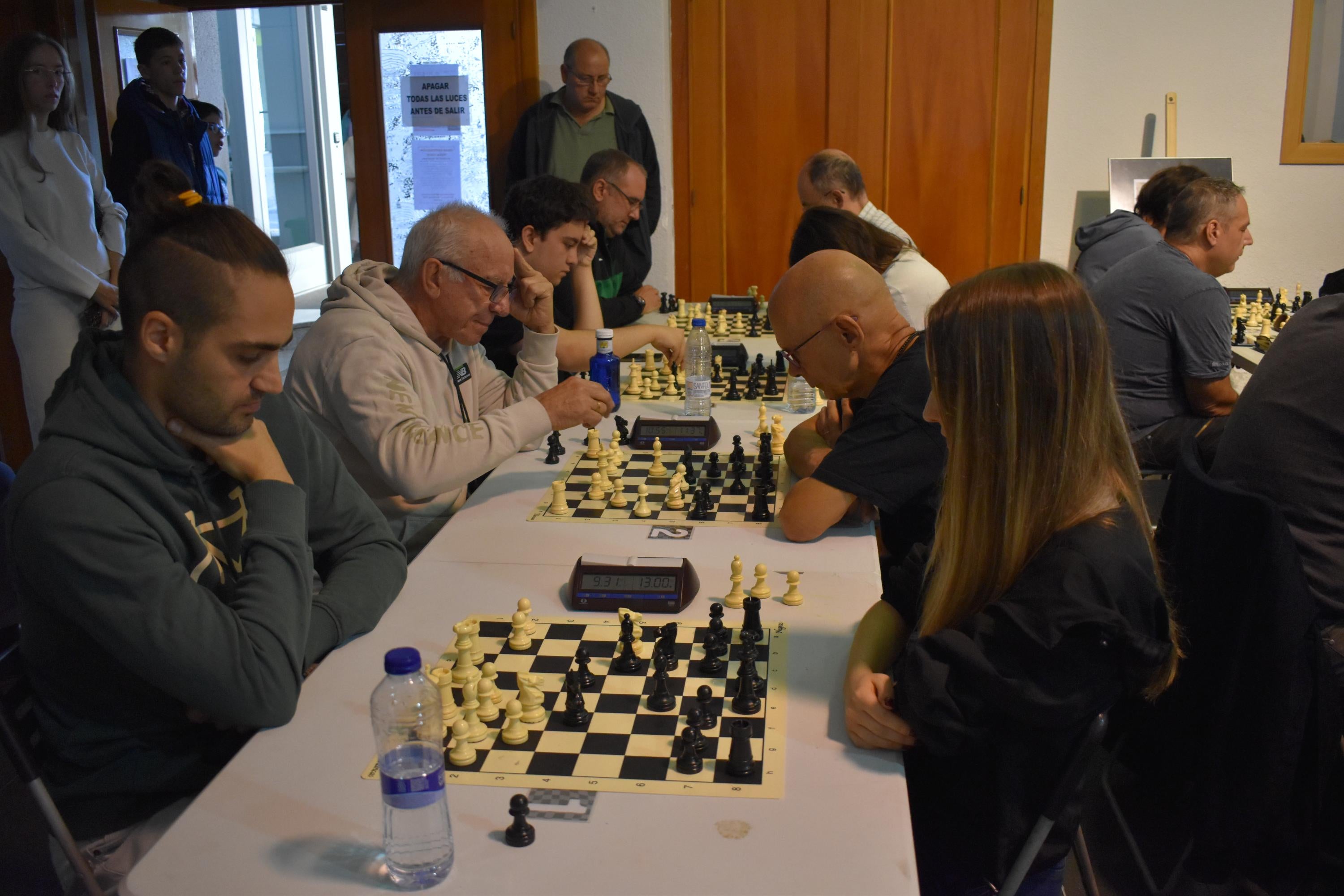 Alegría, fiesta y ambiente sin fin por las calles de Alba de Tormes con el Día de las Peñas