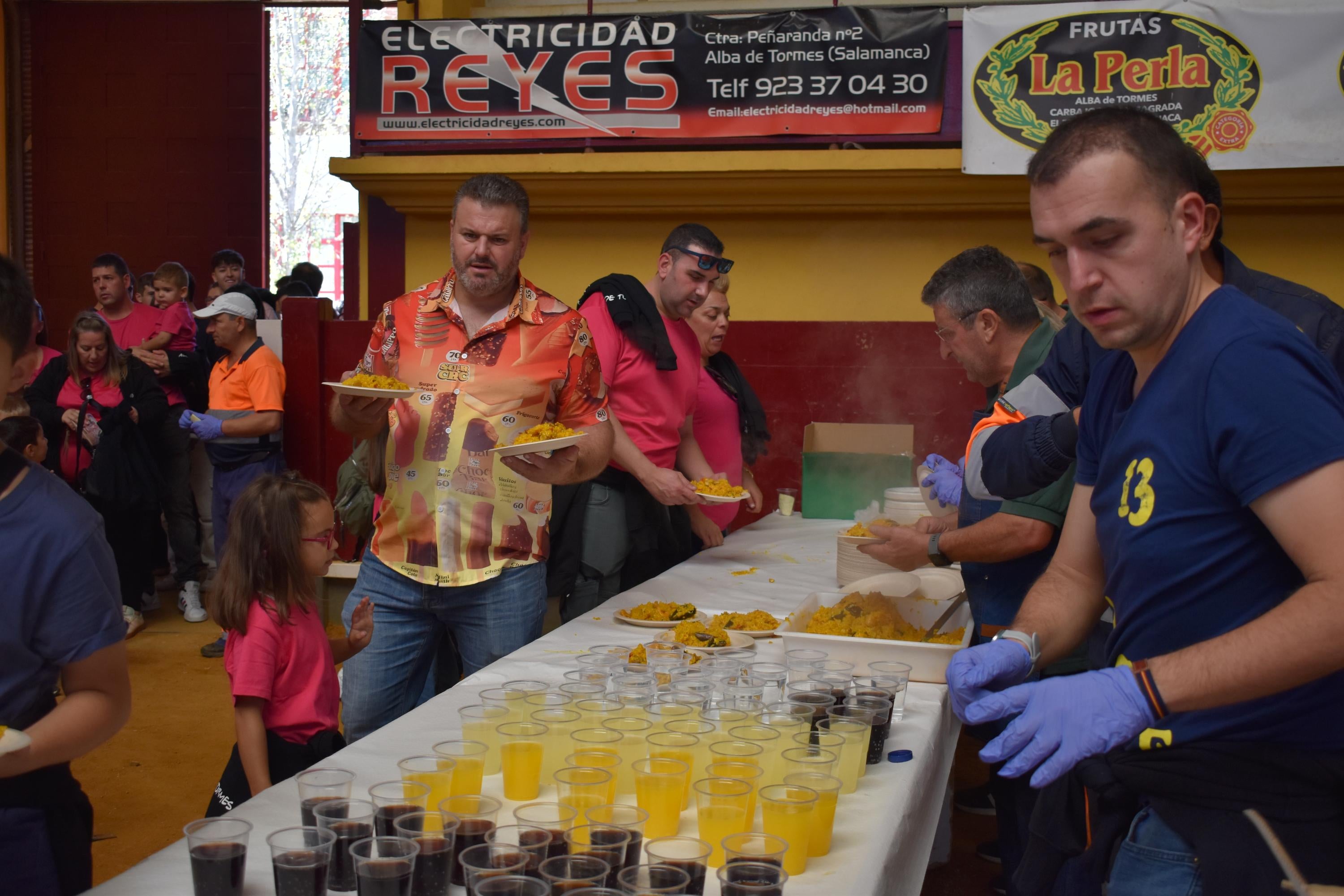 Alegría, fiesta y ambiente sin fin por las calles de Alba de Tormes con el Día de las Peñas
