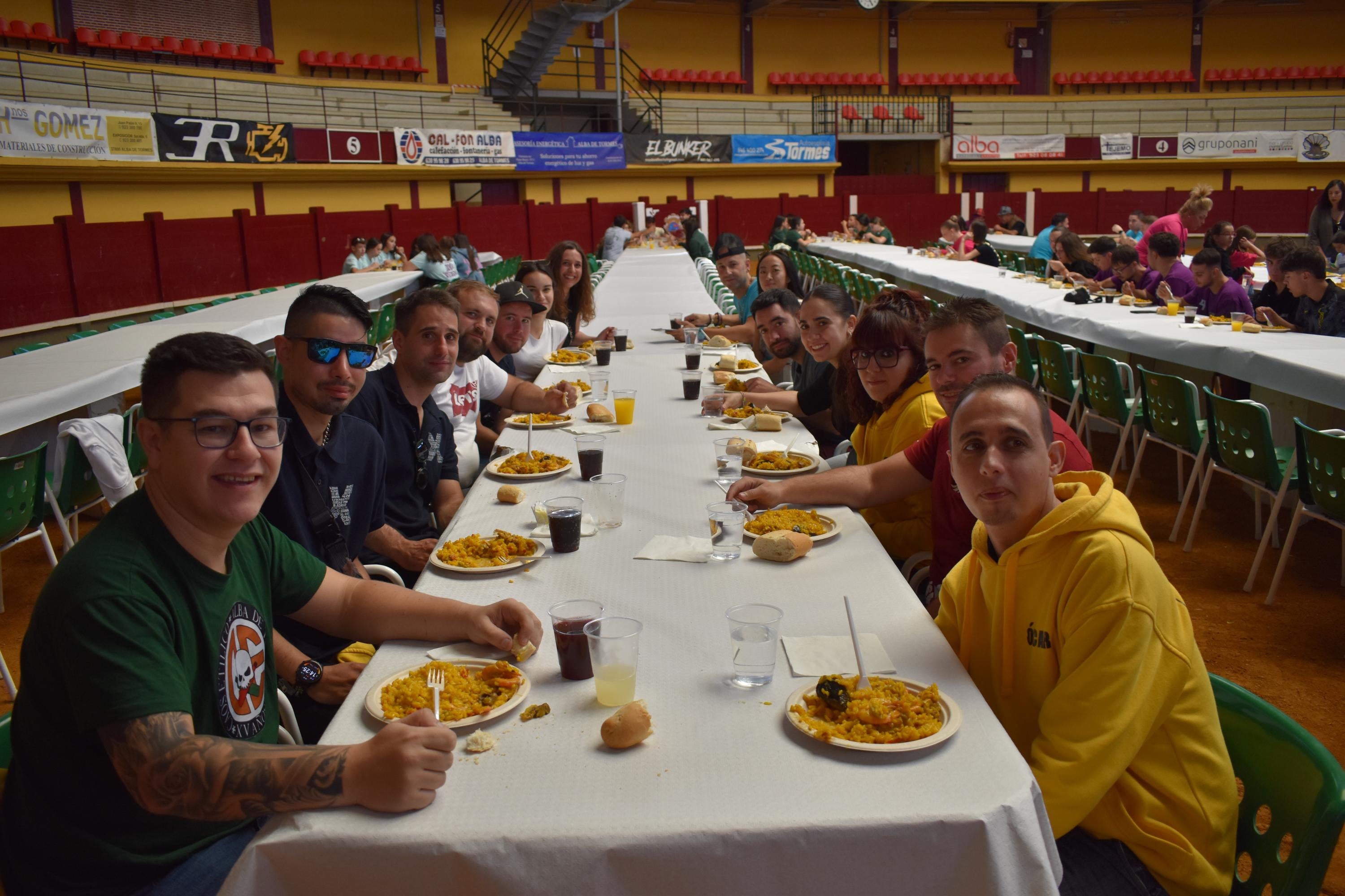 Alegría, fiesta y ambiente sin fin por las calles de Alba de Tormes con el Día de las Peñas