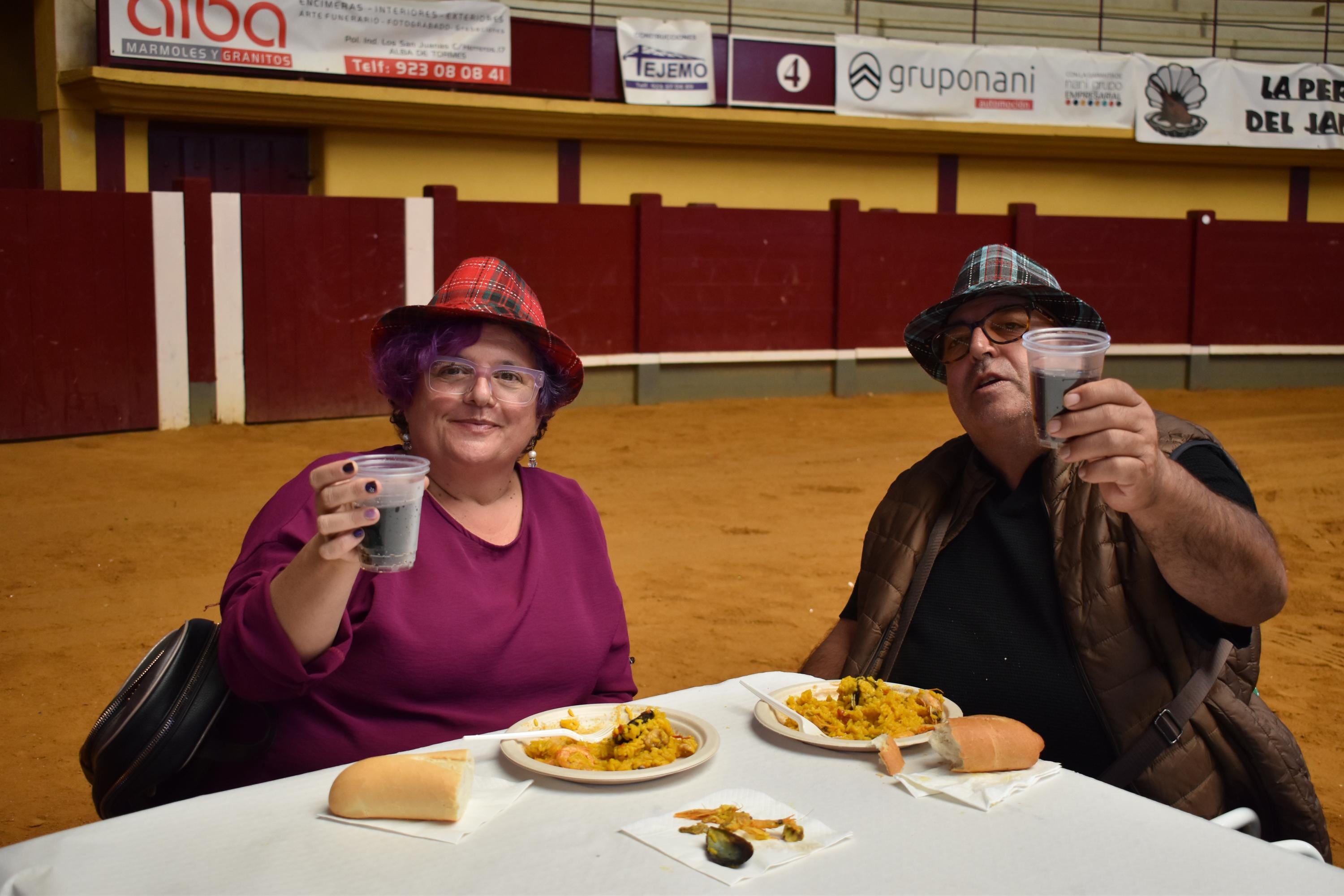 Alegría, fiesta y ambiente sin fin por las calles de Alba de Tormes con el Día de las Peñas