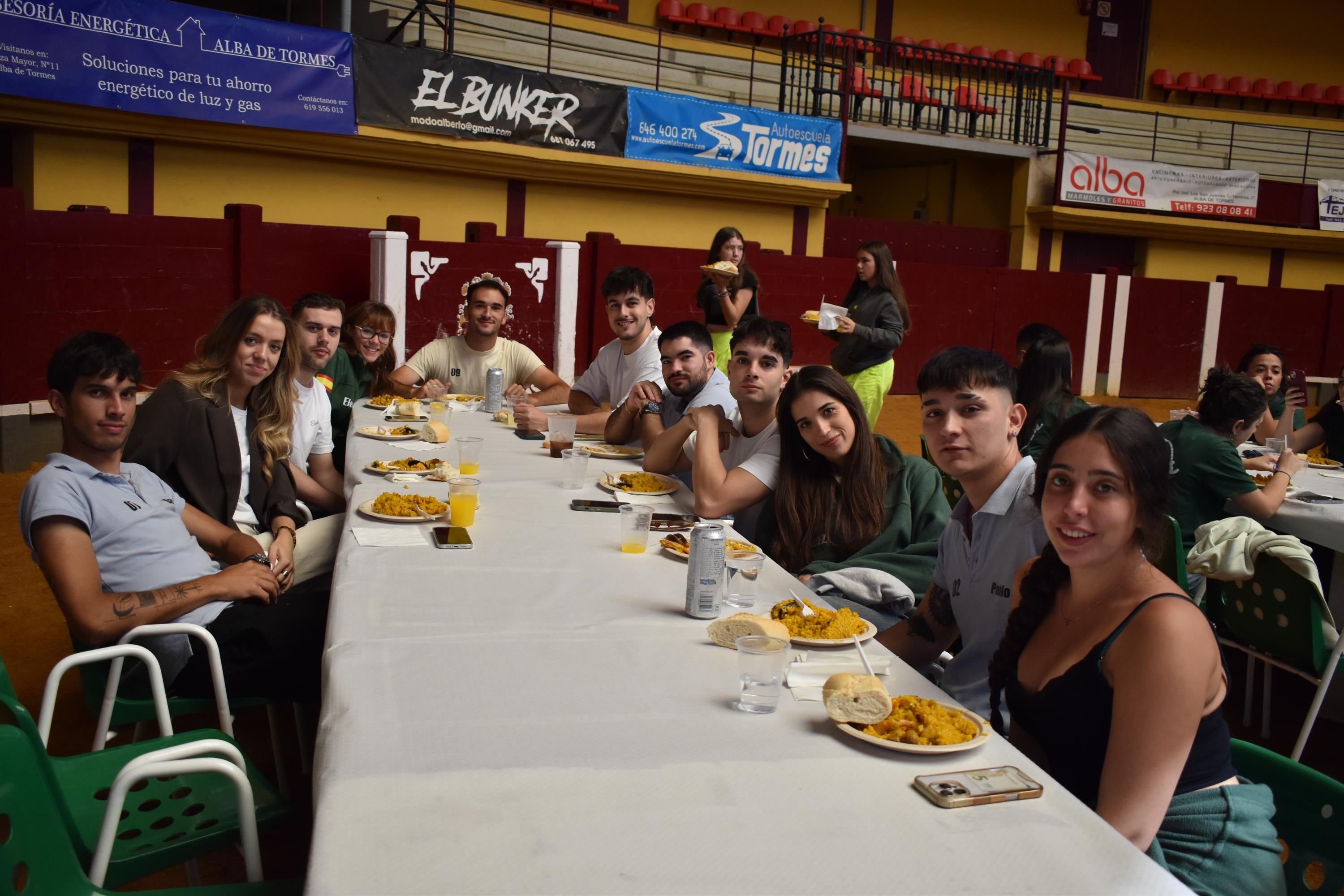 Alegría, fiesta y ambiente sin fin por las calles de Alba de Tormes con el Día de las Peñas