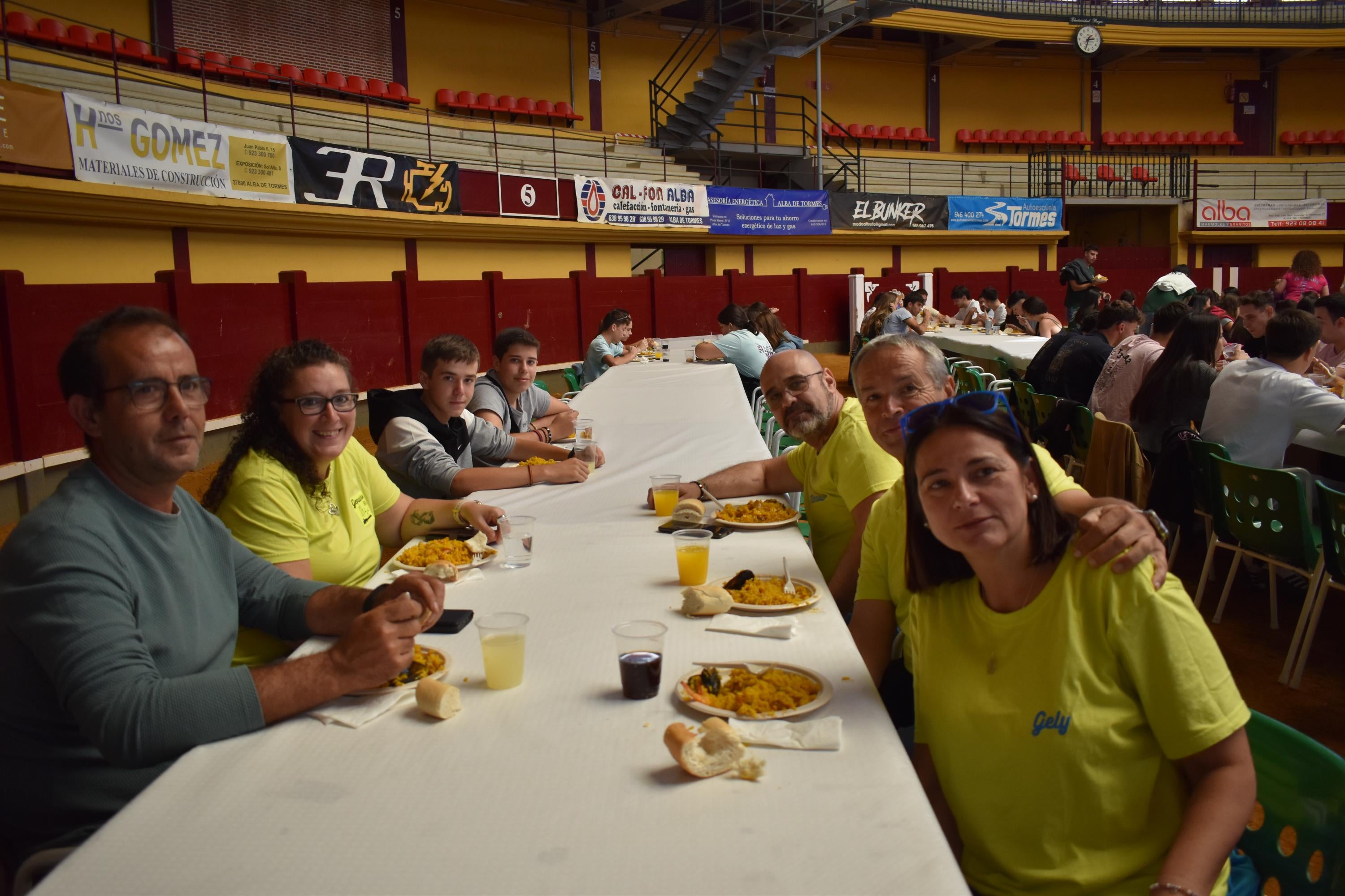 Alegría, fiesta y ambiente sin fin por las calles de Alba de Tormes con el Día de las Peñas