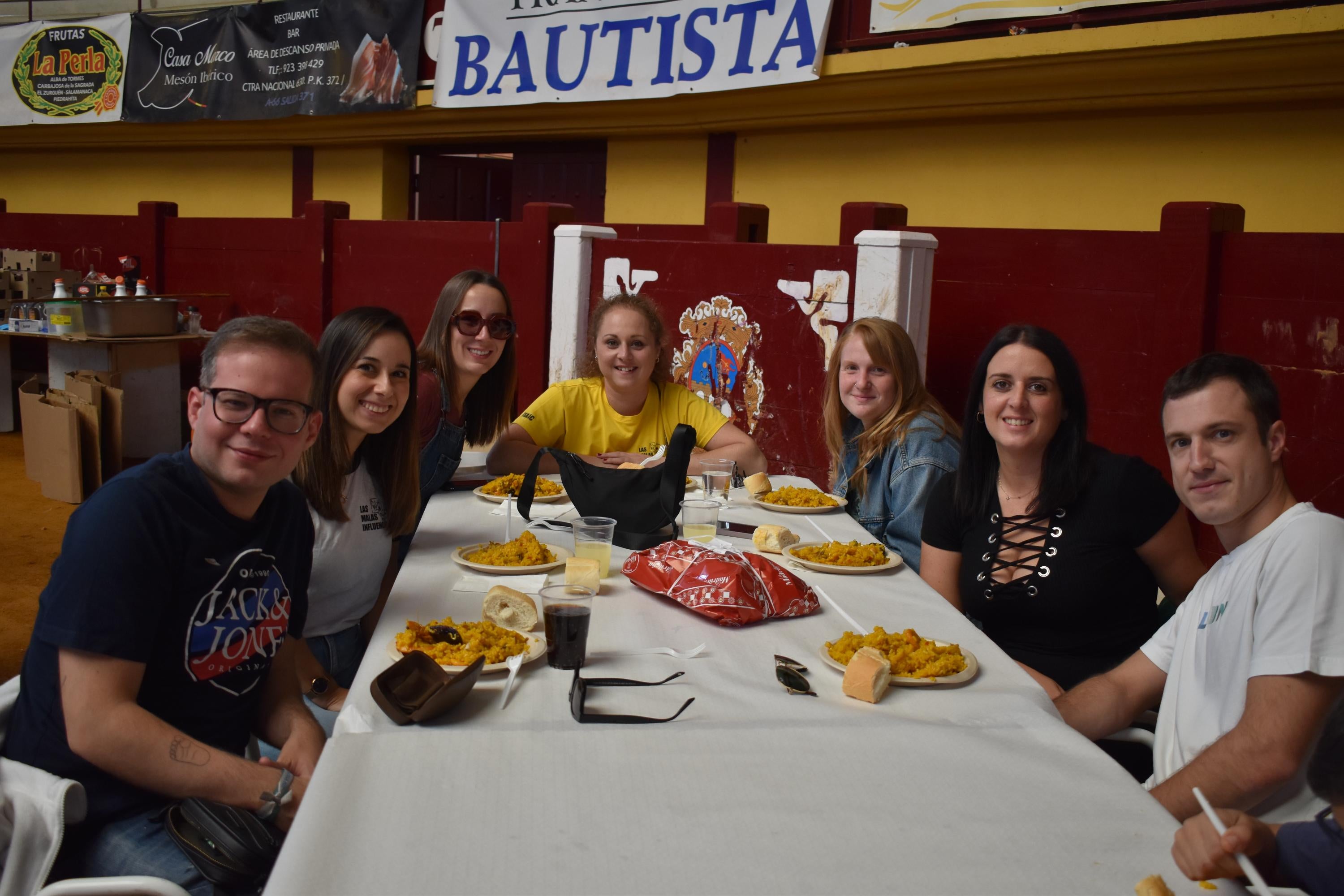 Alegría, fiesta y ambiente sin fin por las calles de Alba de Tormes con el Día de las Peñas