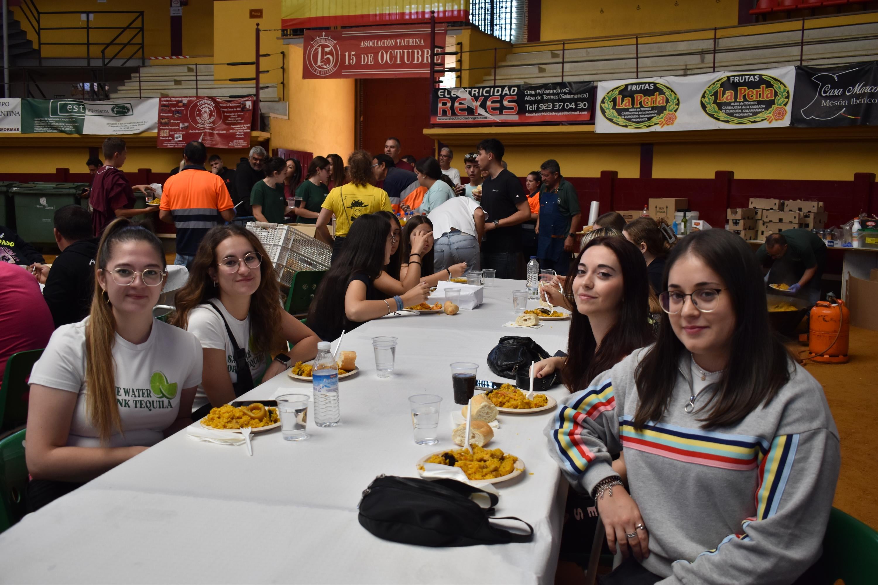 Alegría, fiesta y ambiente sin fin por las calles de Alba de Tormes con el Día de las Peñas