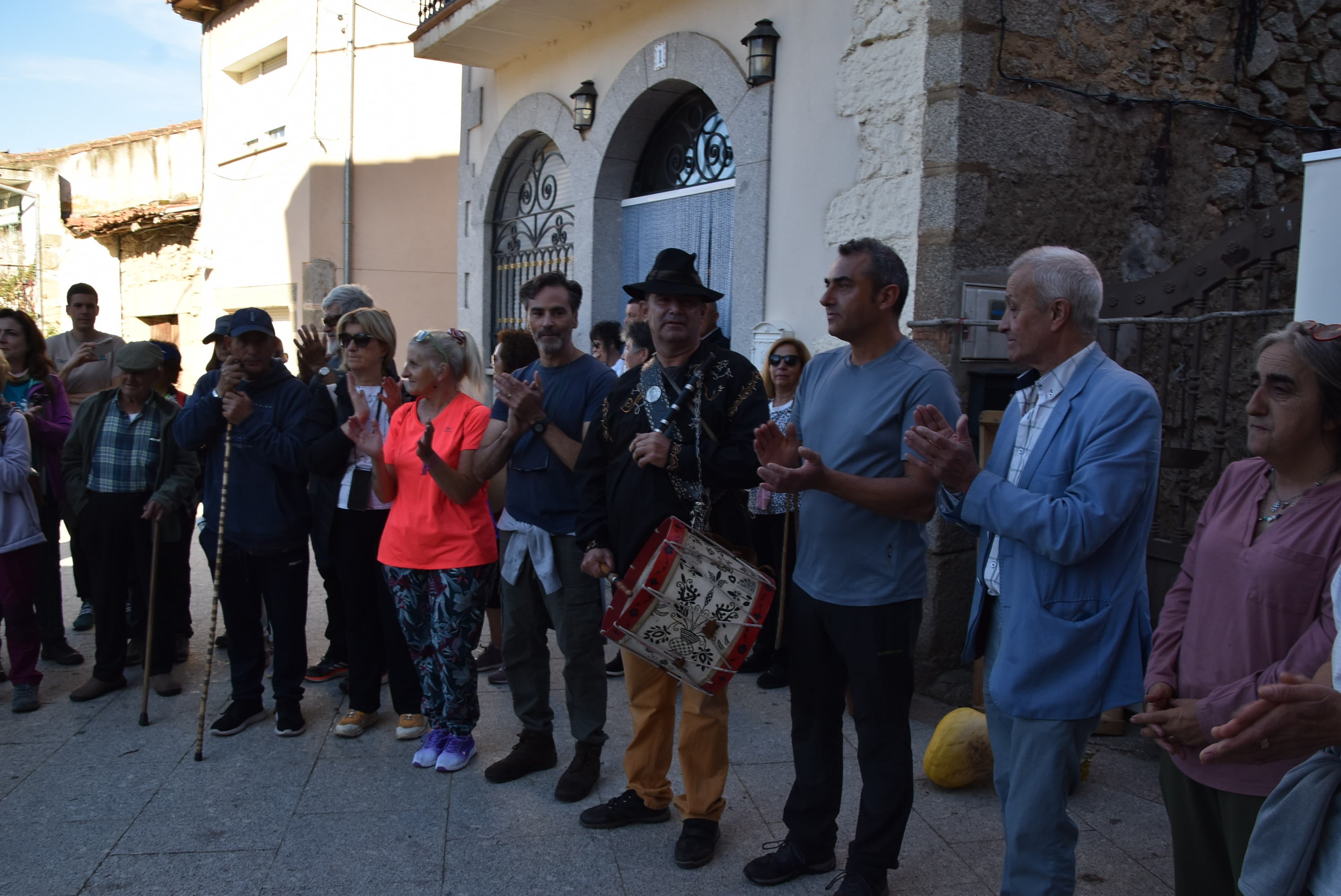 Fresnedoso decora las calles con útiles tradicionales y recorre su entorno natural
