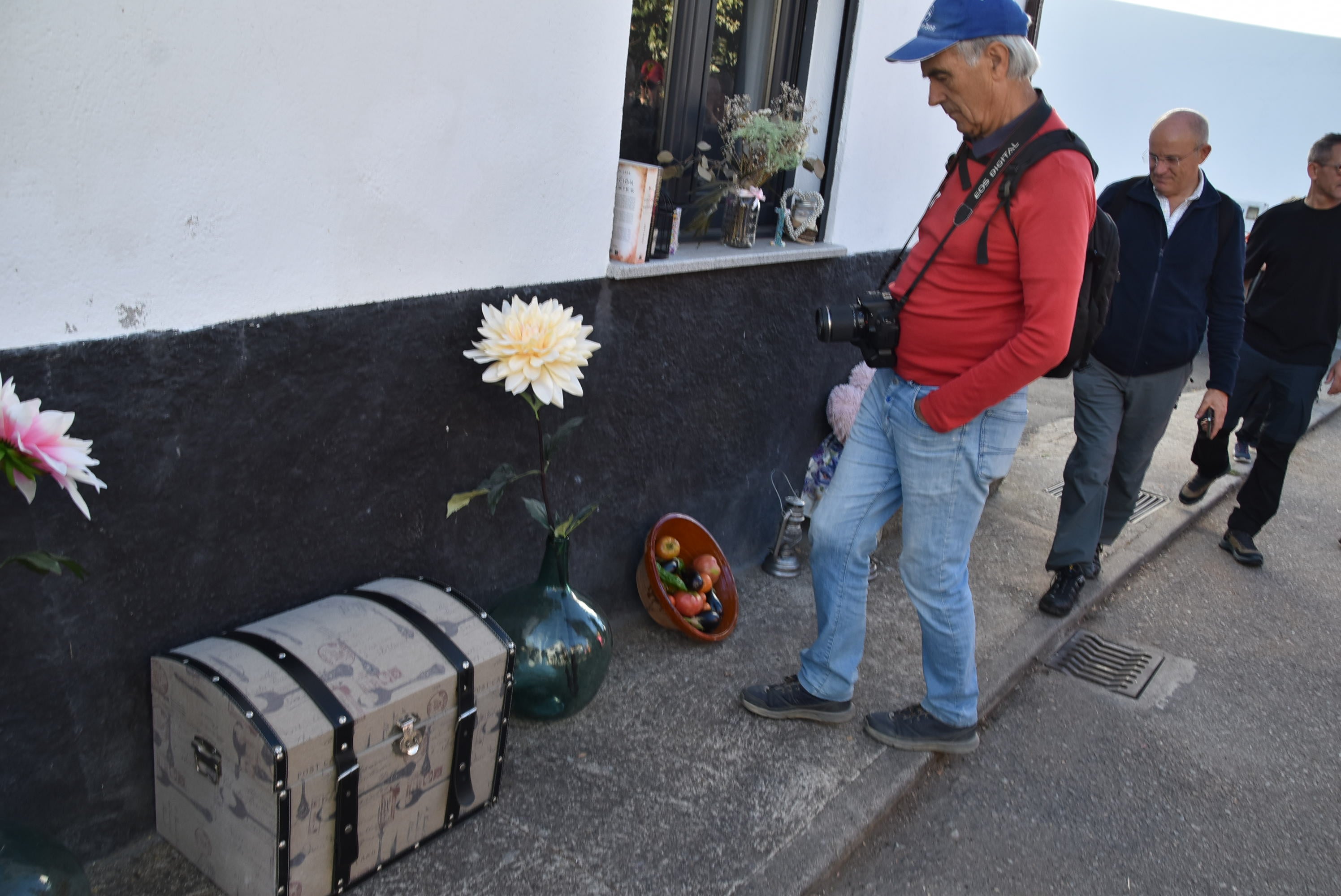 Fresnedoso decora las calles con útiles tradicionales y recorre su entorno natural
