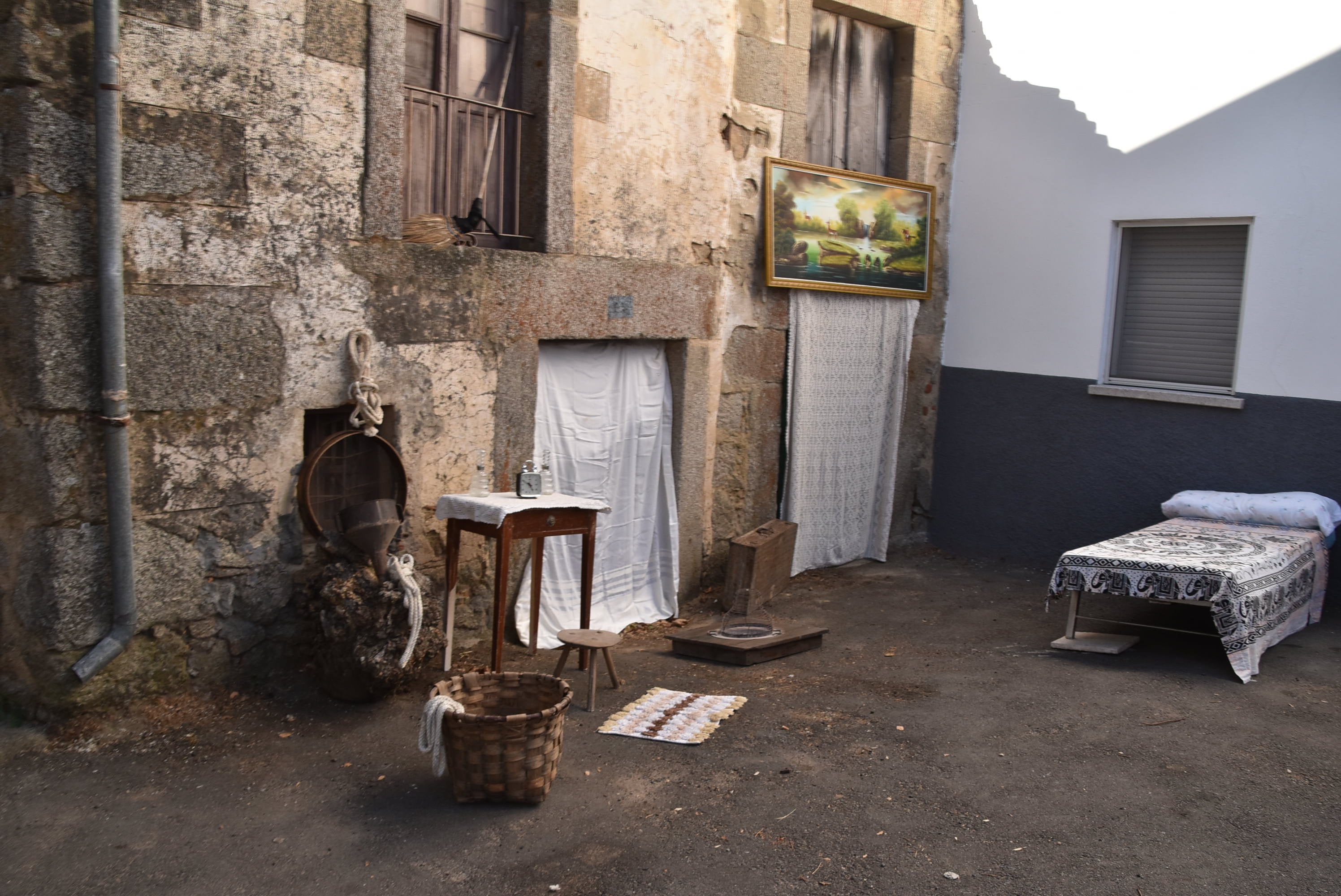 Fresnedoso decora las calles con útiles tradicionales y recorre su entorno natural