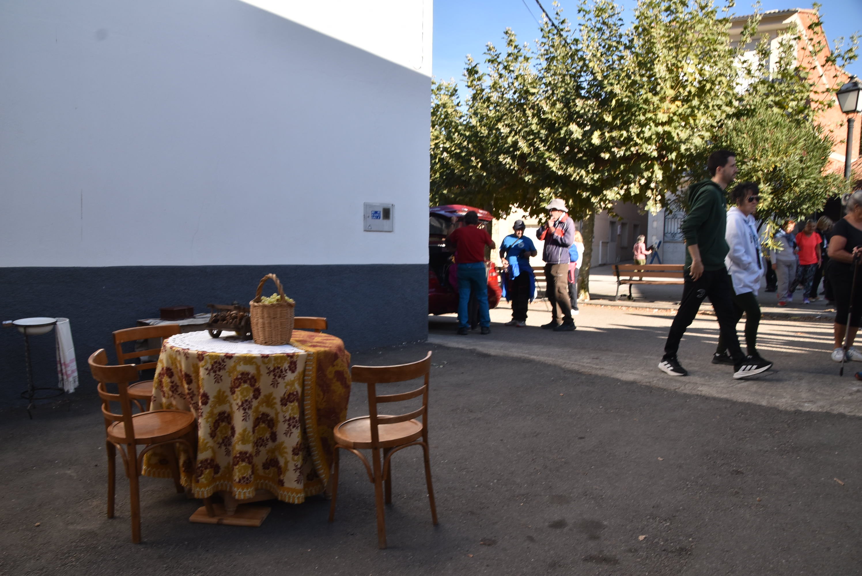 Fresnedoso decora las calles con útiles tradicionales y recorre su entorno natural
