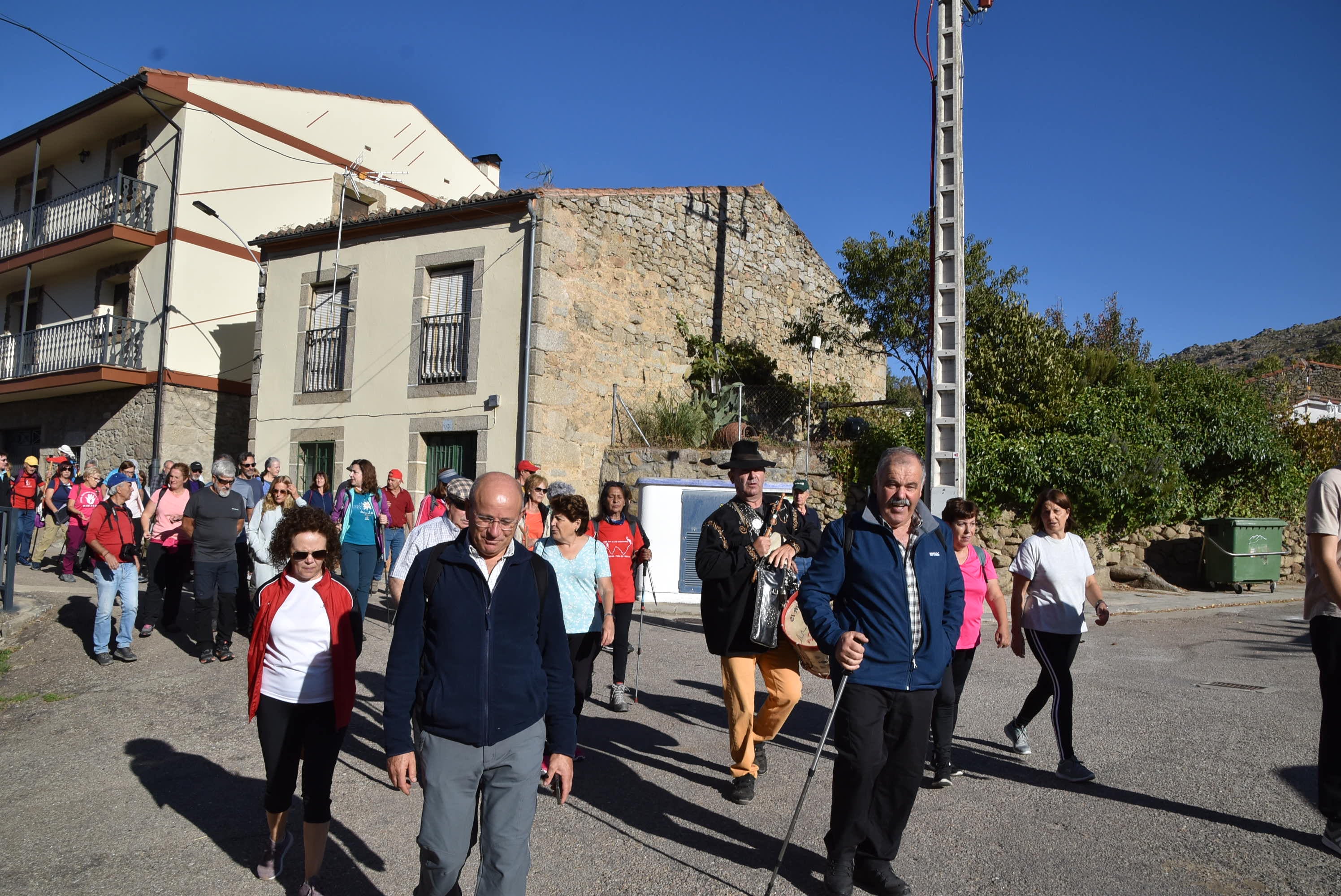 Fresnedoso decora las calles con útiles tradicionales y recorre su entorno natural