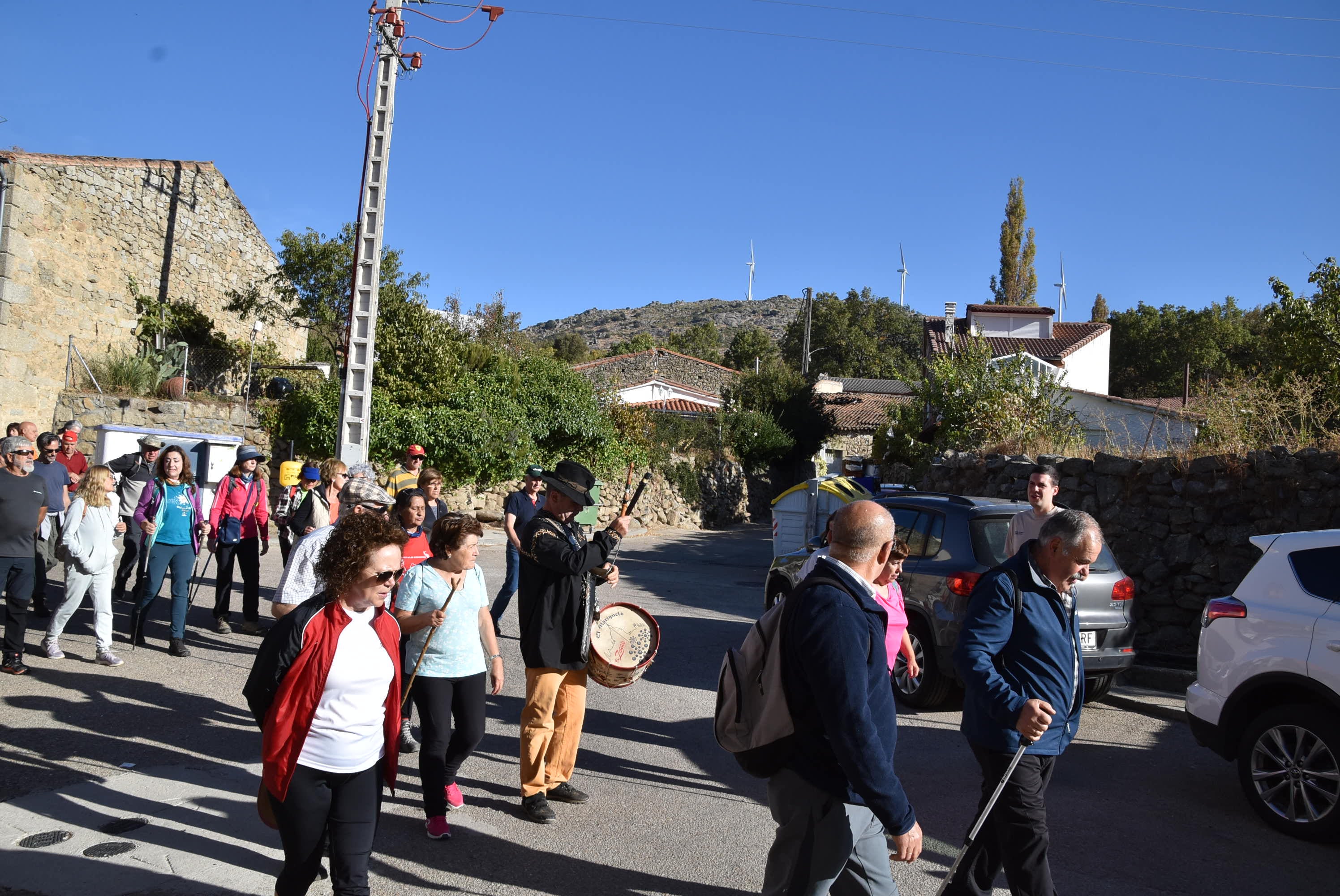 Fresnedoso decora las calles con útiles tradicionales y recorre su entorno natural