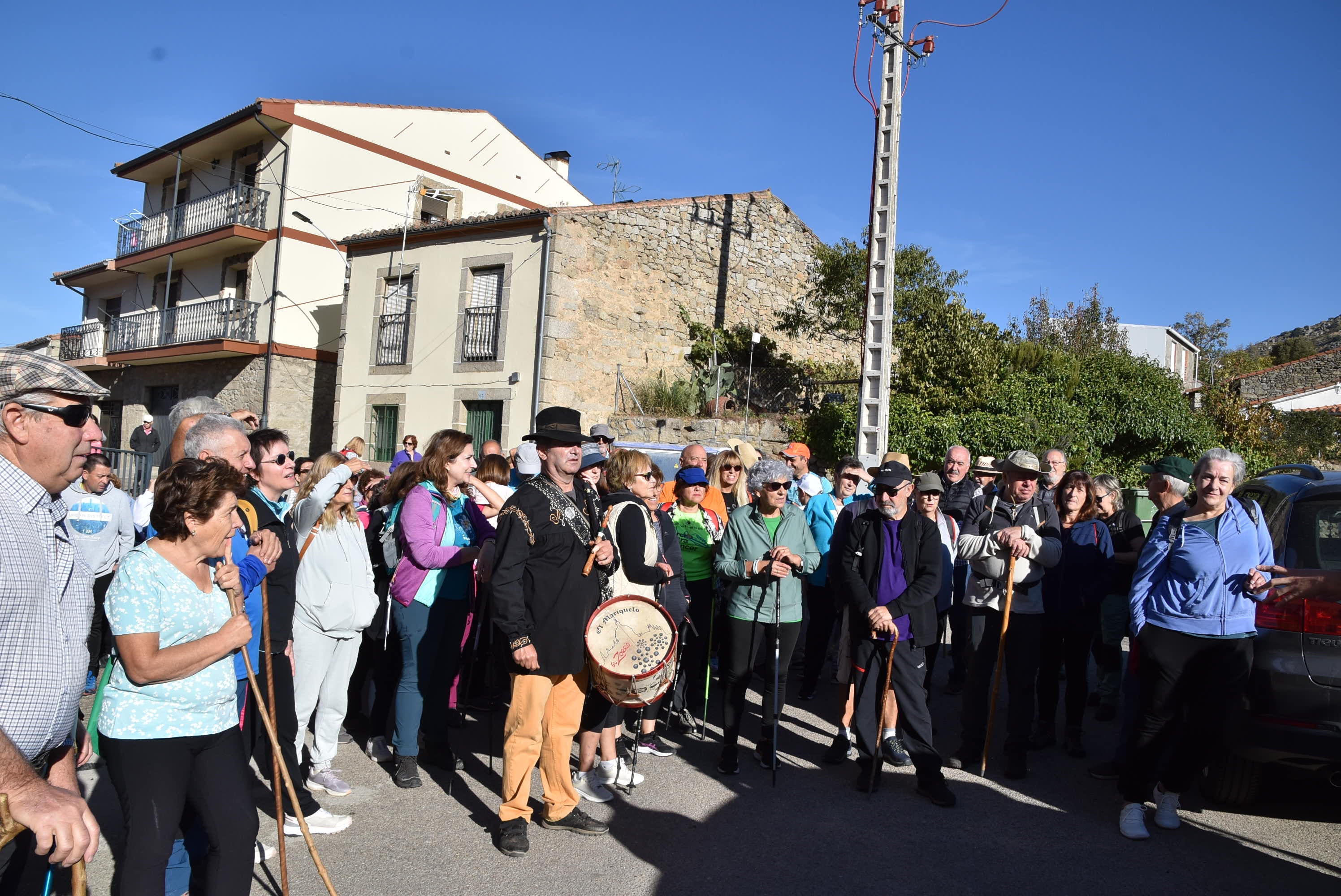 Fresnedoso decora las calles con útiles tradicionales y recorre su entorno natural
