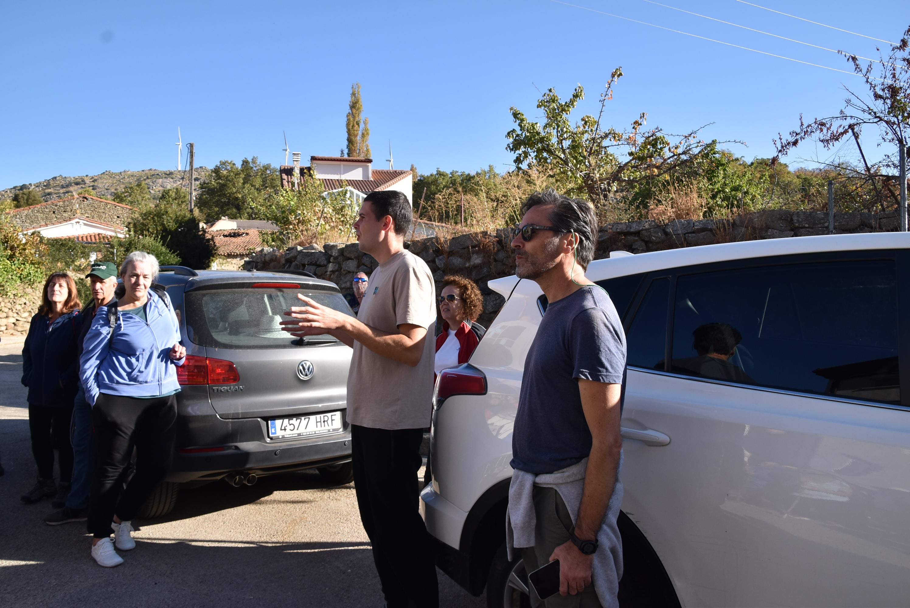 Fresnedoso decora las calles con útiles tradicionales y recorre su entorno natural