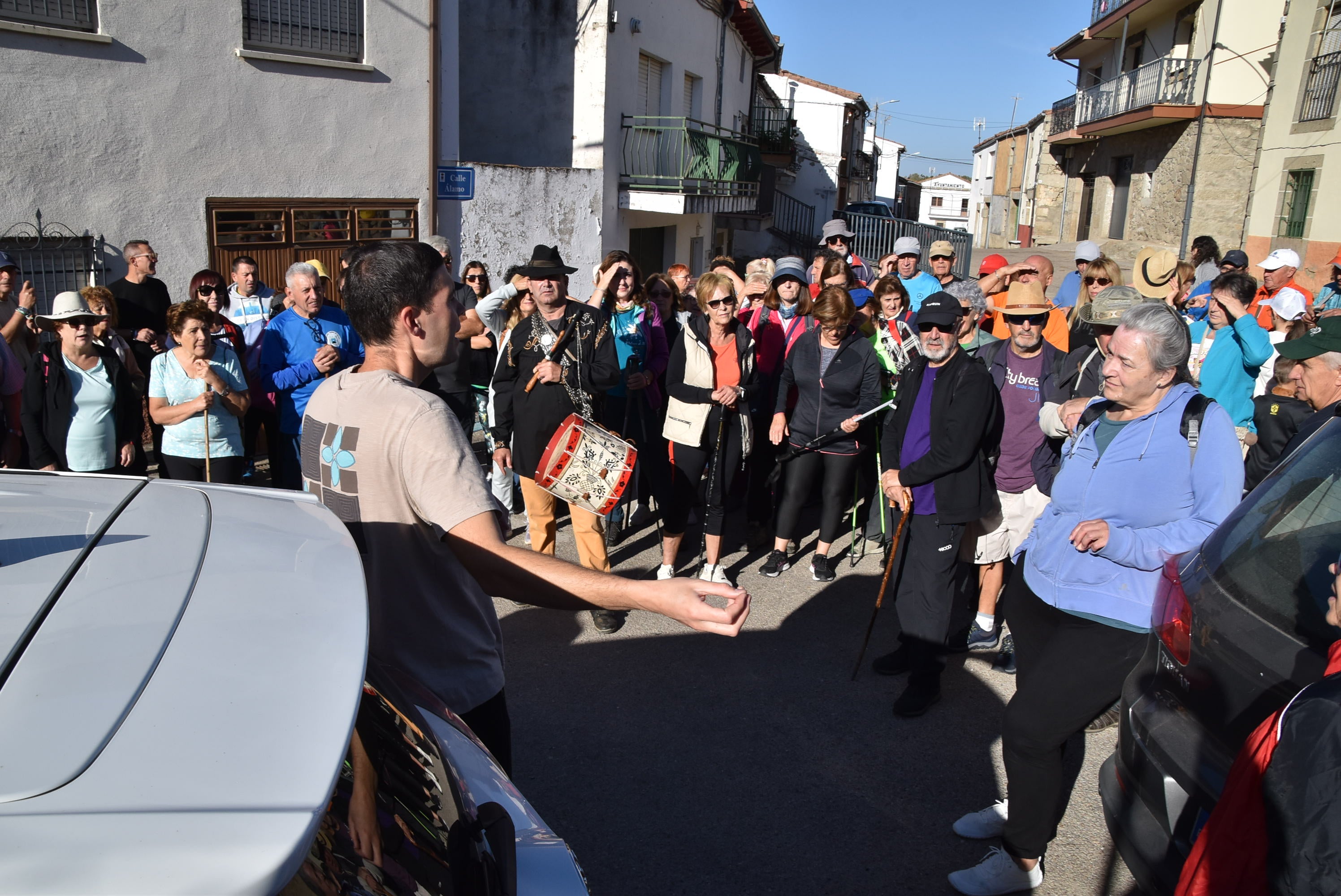 Fresnedoso decora las calles con útiles tradicionales y recorre su entorno natural